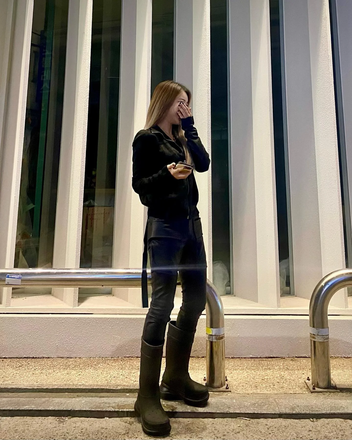 Резиновые сапоги Balenciaga на нескользящей платформе из коллекции осень/зима 2022 x Crocs — фотографии на теле.