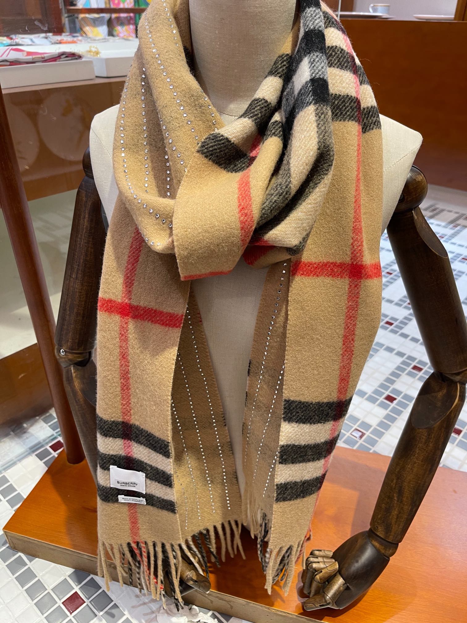 Burberry - Роскошный, но в то же время повседневный - Длинный шарф в клетку с кристаллами - Бестселлер