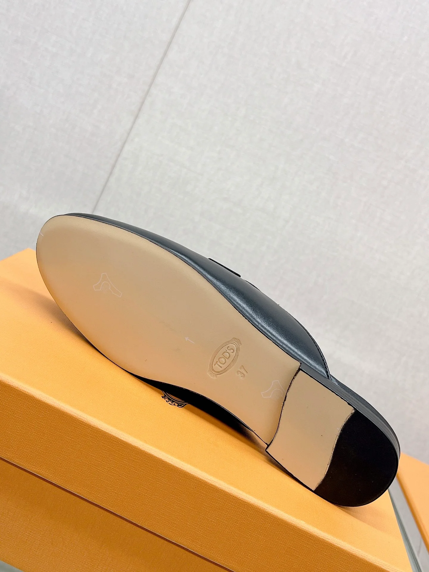 Весенняя коллекция Tods 2023 — плоские тапочки в ретро-британском стиле.