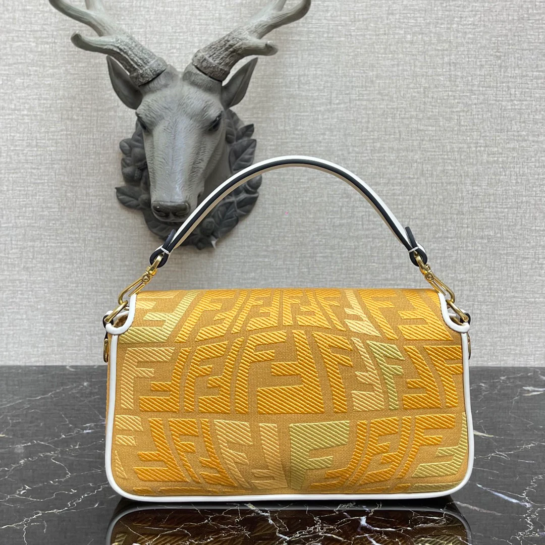 Сумка-багет Fendi Baguette — желтая, средней длины, с вышивкой в ??виде ?рыбьего глаза?.