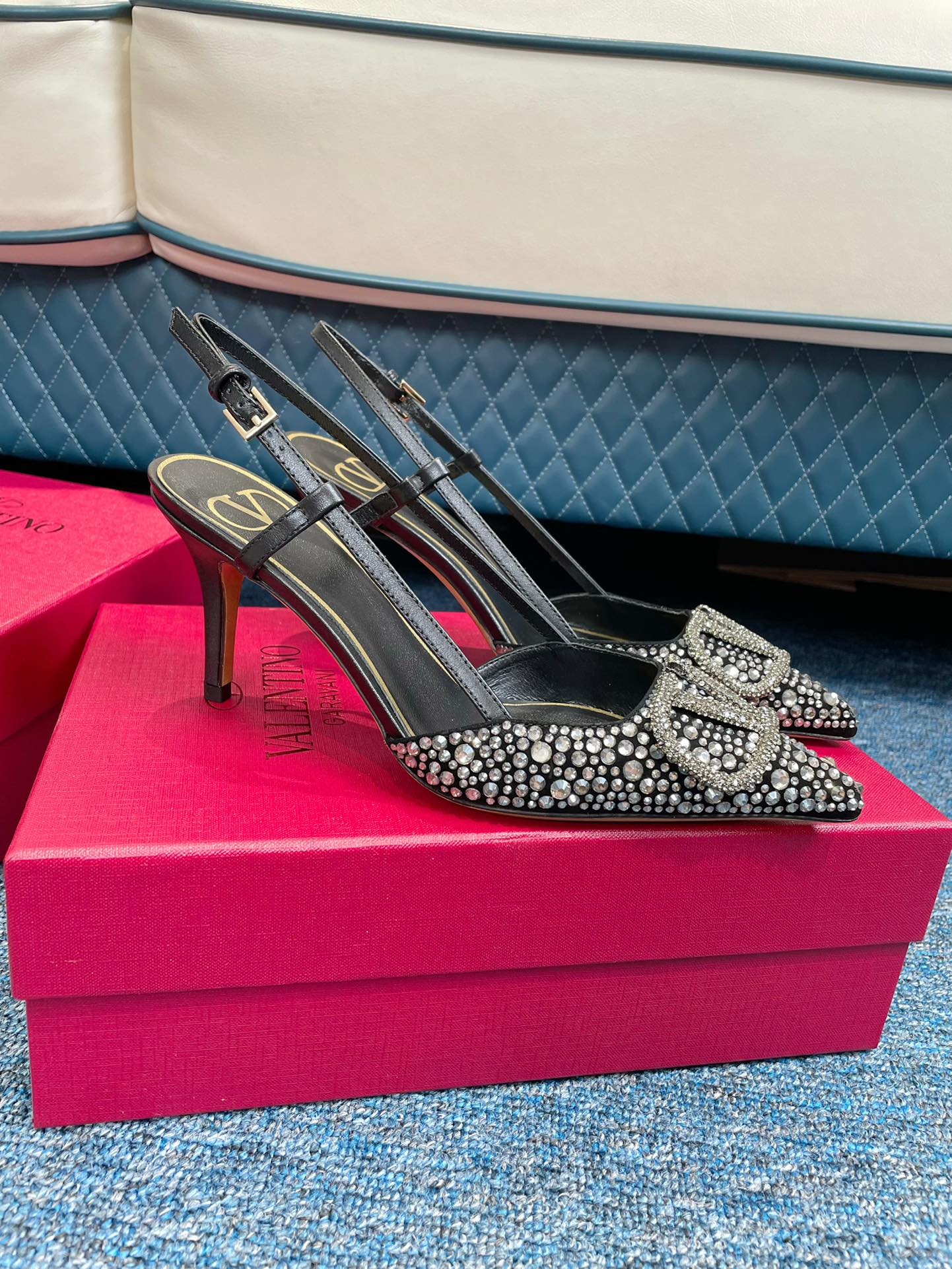 Новинка сезона весна/лето 2022 от Valentino - Роскошные туфли со стразами - Замшевые туфли со стразами - Босоножки на высоком каблуке с острым носком и открытой пяткой - 1