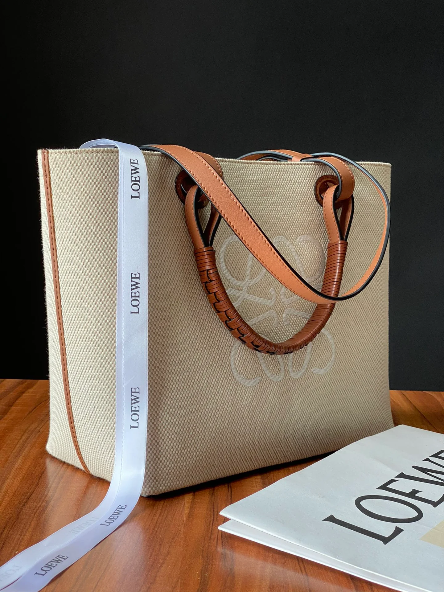 Сумка-тоут Loewe с вышивкой в ??виде анаграммы