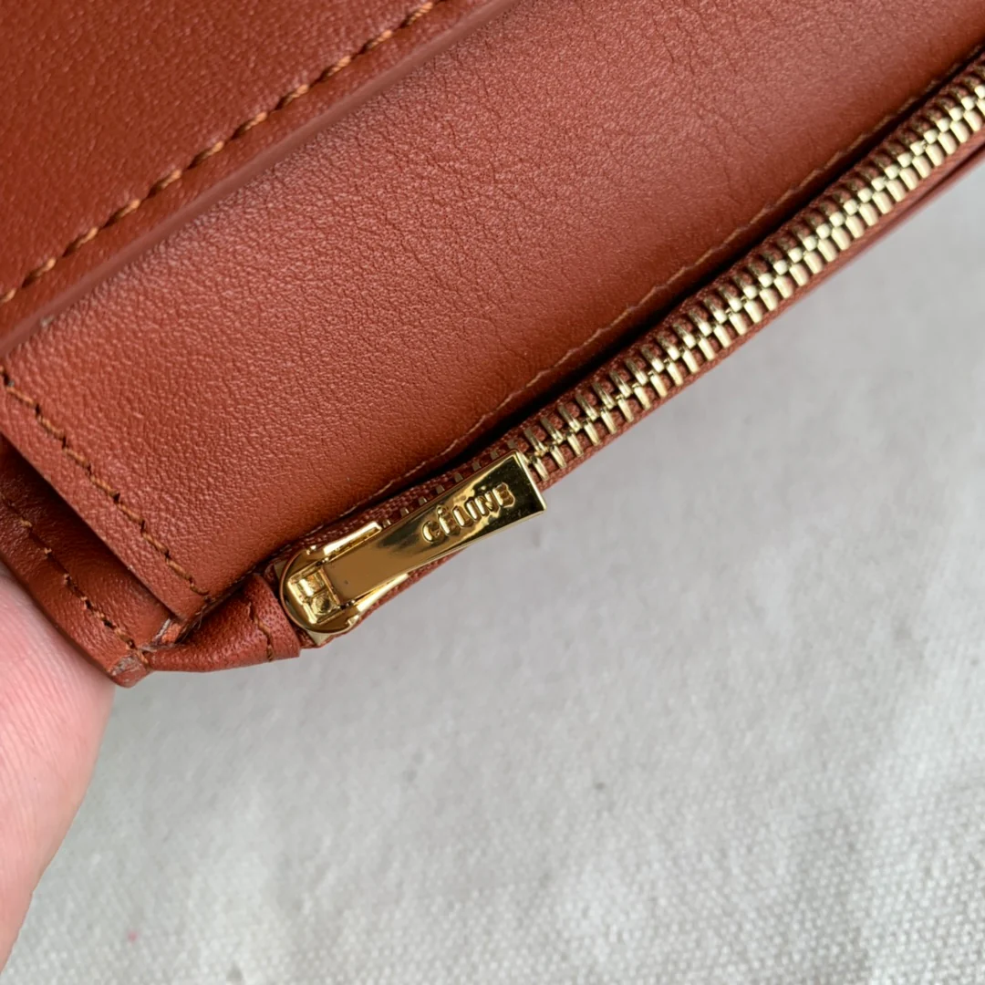 Селин - средней длины, кленово-коричневый с ледяным голубым