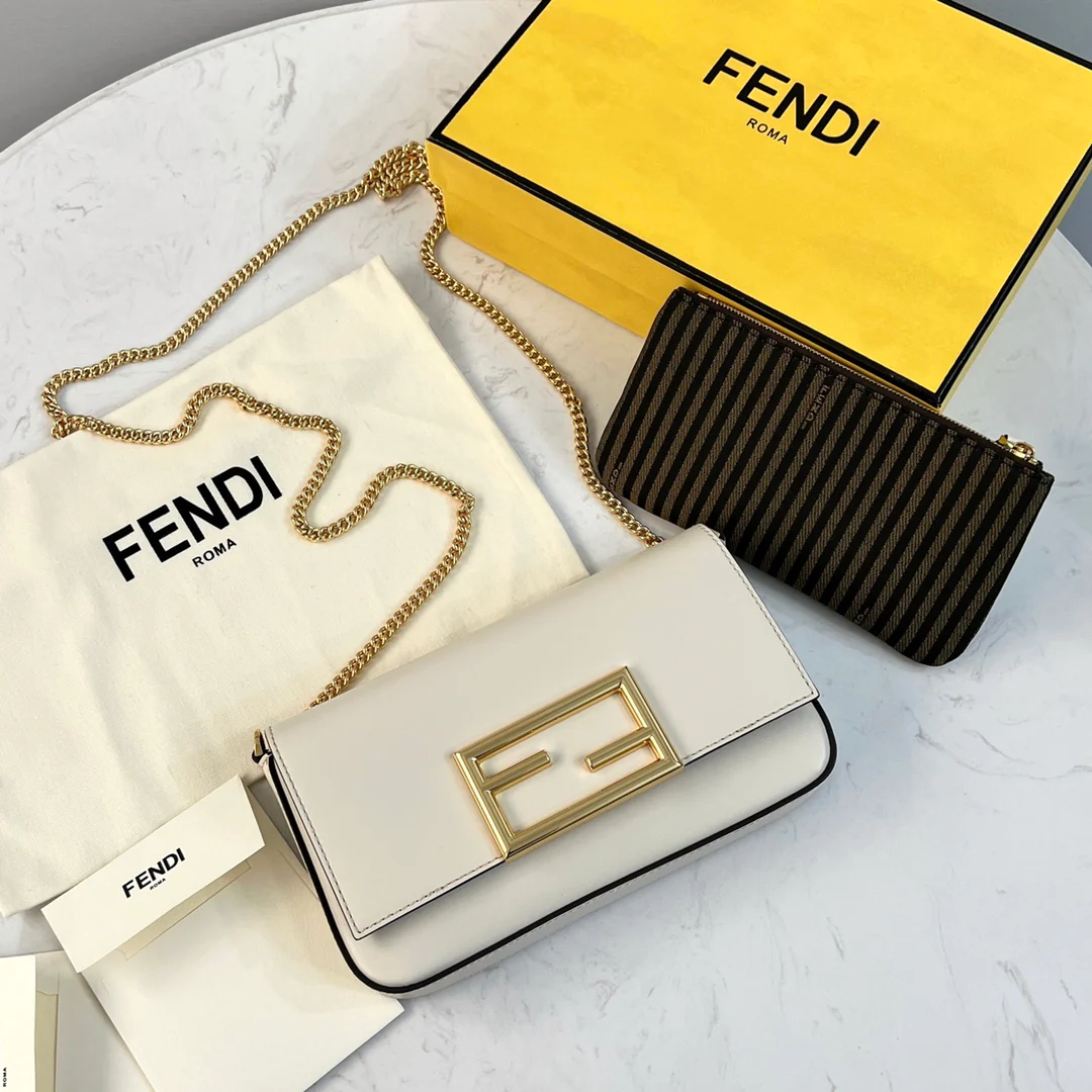 Fendi - Белый кошелек на молнии в сочетании с клатчем
