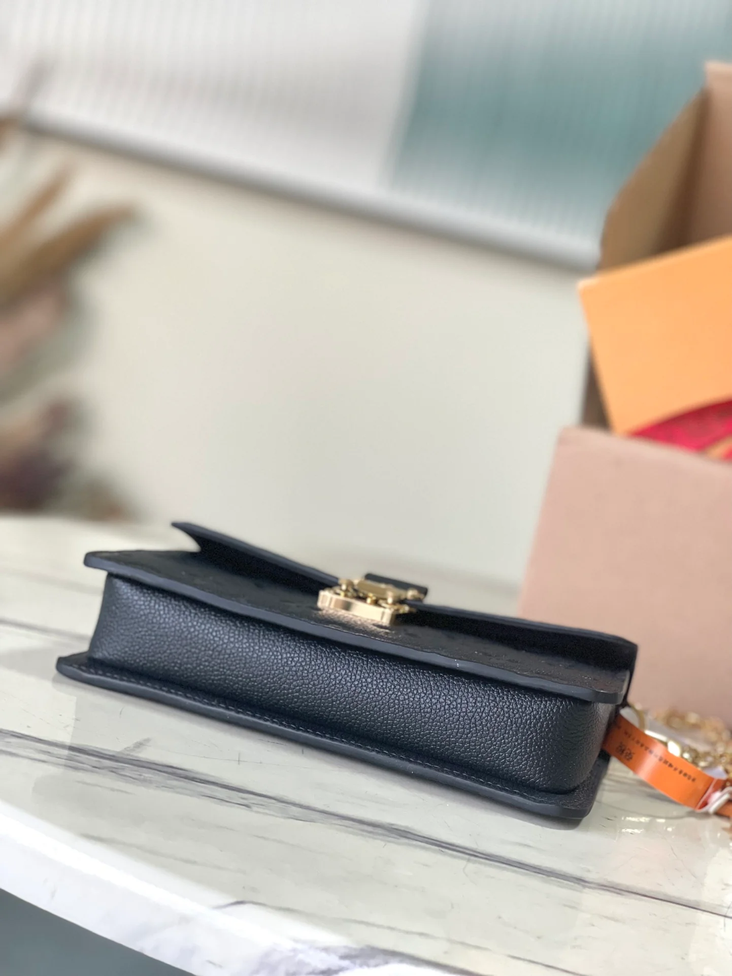 m82637-LV-кошелек-на-цепочке-metis-сумка-кроссбоди-черная тисненая кожа