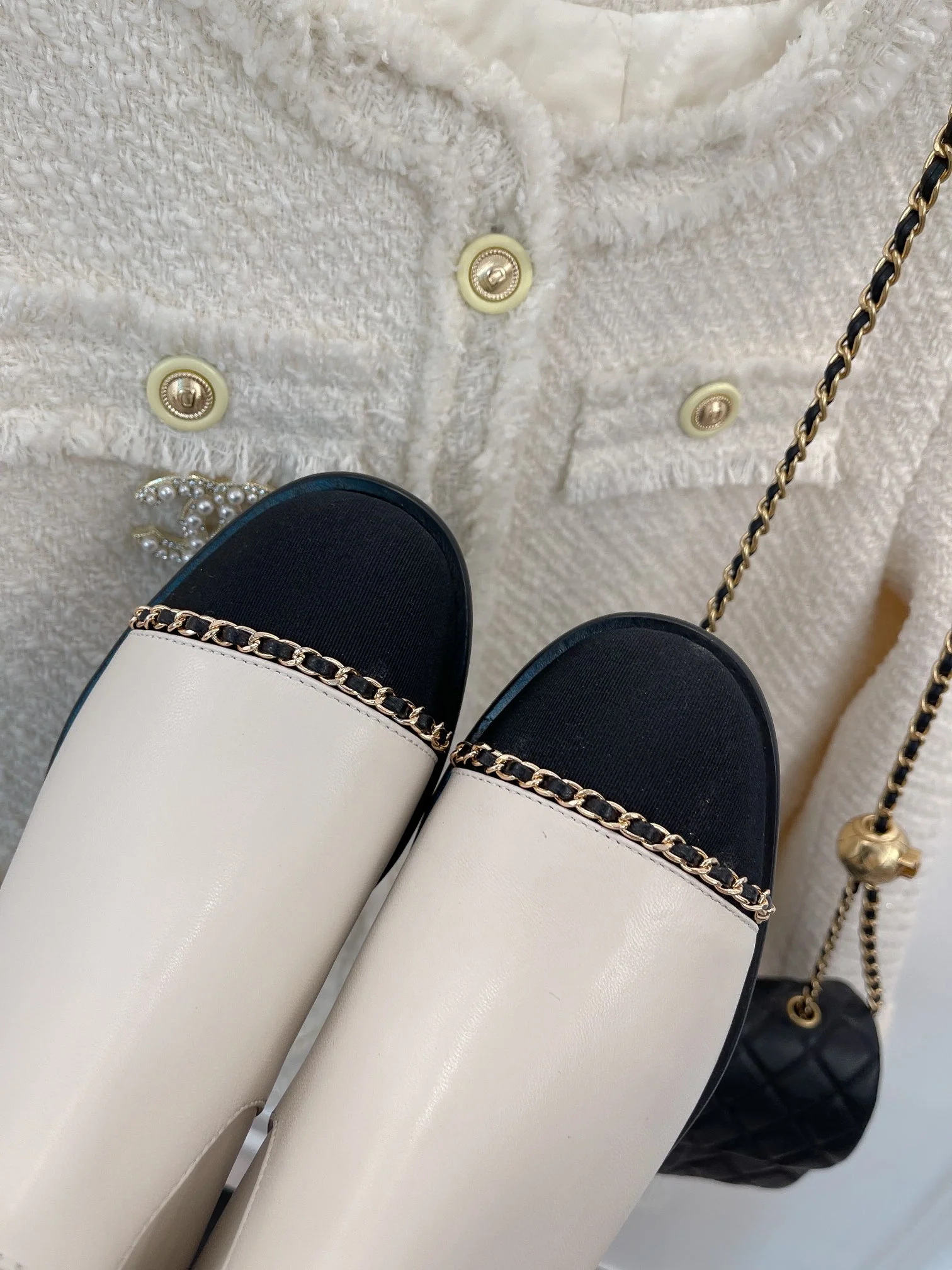 Новинка сезона осень/зима 2023 от Chanel - Ботильоны на массивном каблуке с цепочкой - Белые