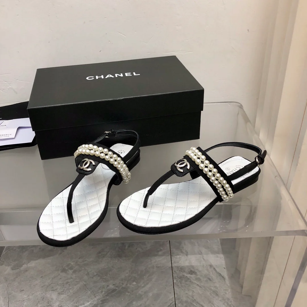 Новинка сезона весна/лето 2023 от Chanel - Классическая серия, сандалии с Т-образным ремешком и жемчугом - Черные