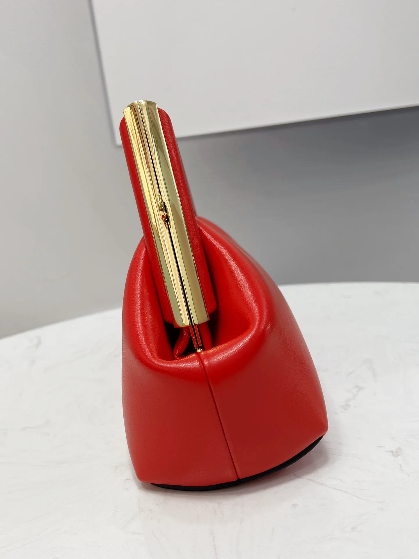 Маленькая красная кожаная сумочка Fendi-first