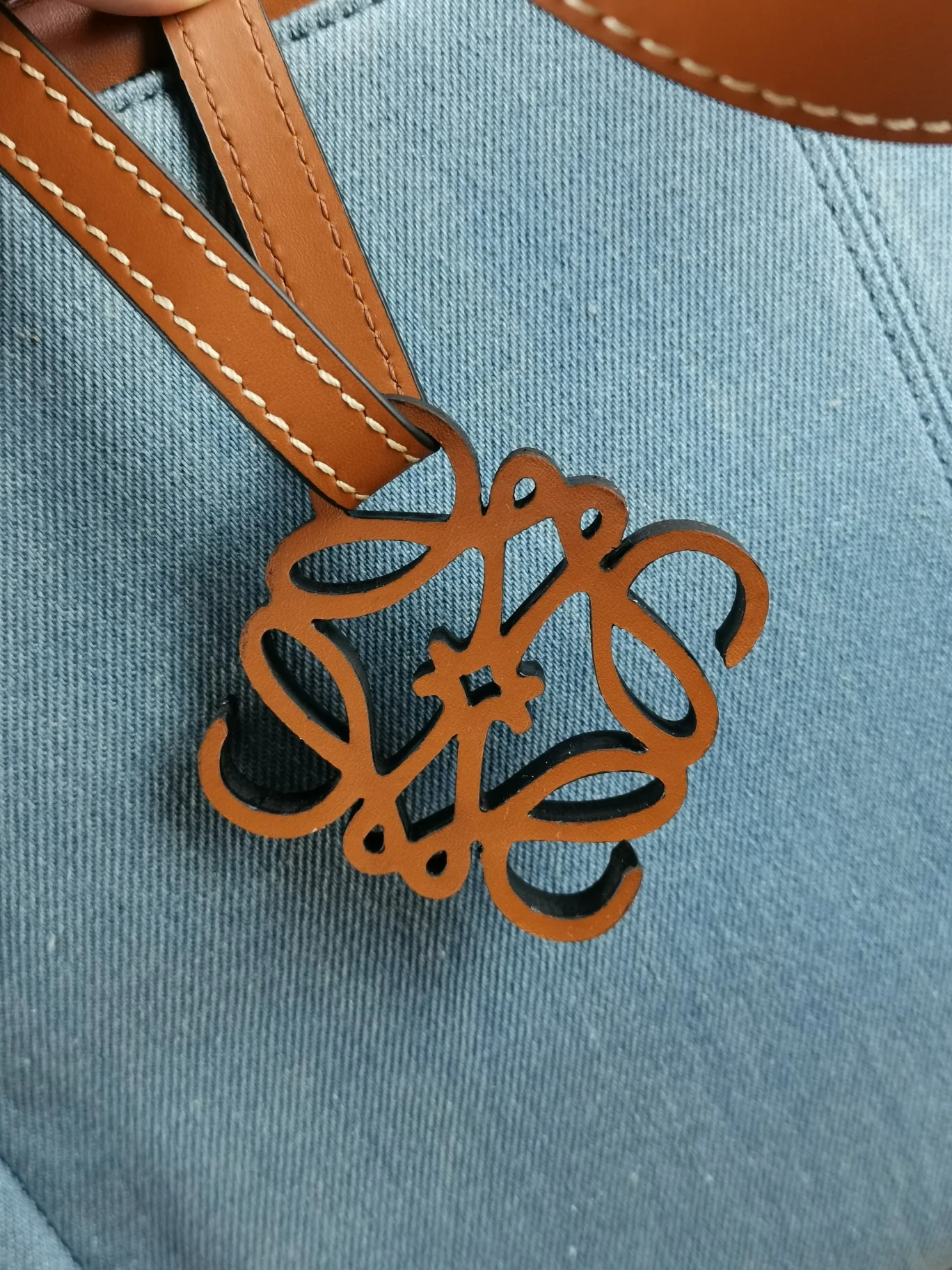 Сумка-тоут Loewe с подушкой, телячья кожа, джинсовая ткань