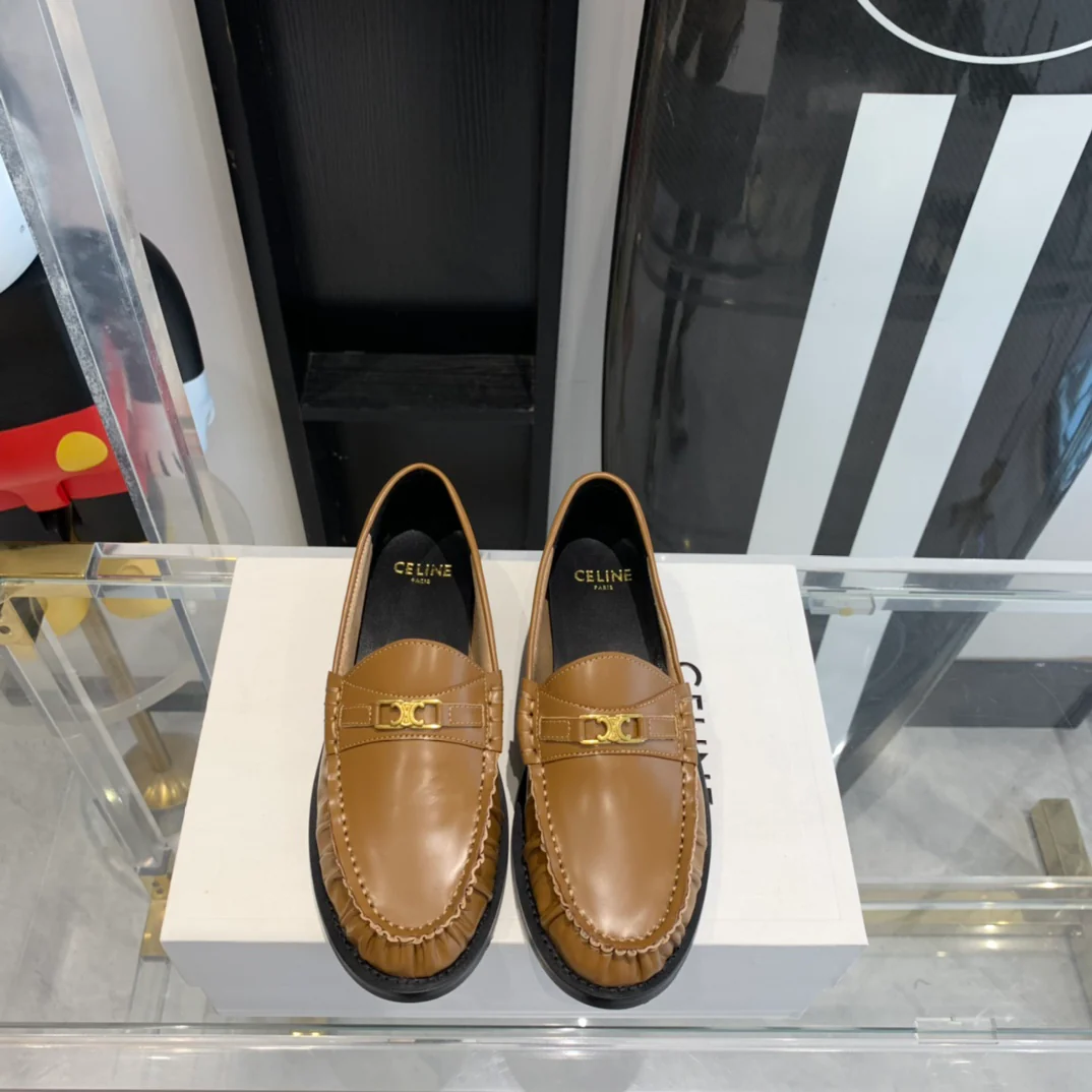 Новинка сезона осень/зима 2023 от Celine - Балетки с жатой подошвой - Верблюжий цвет