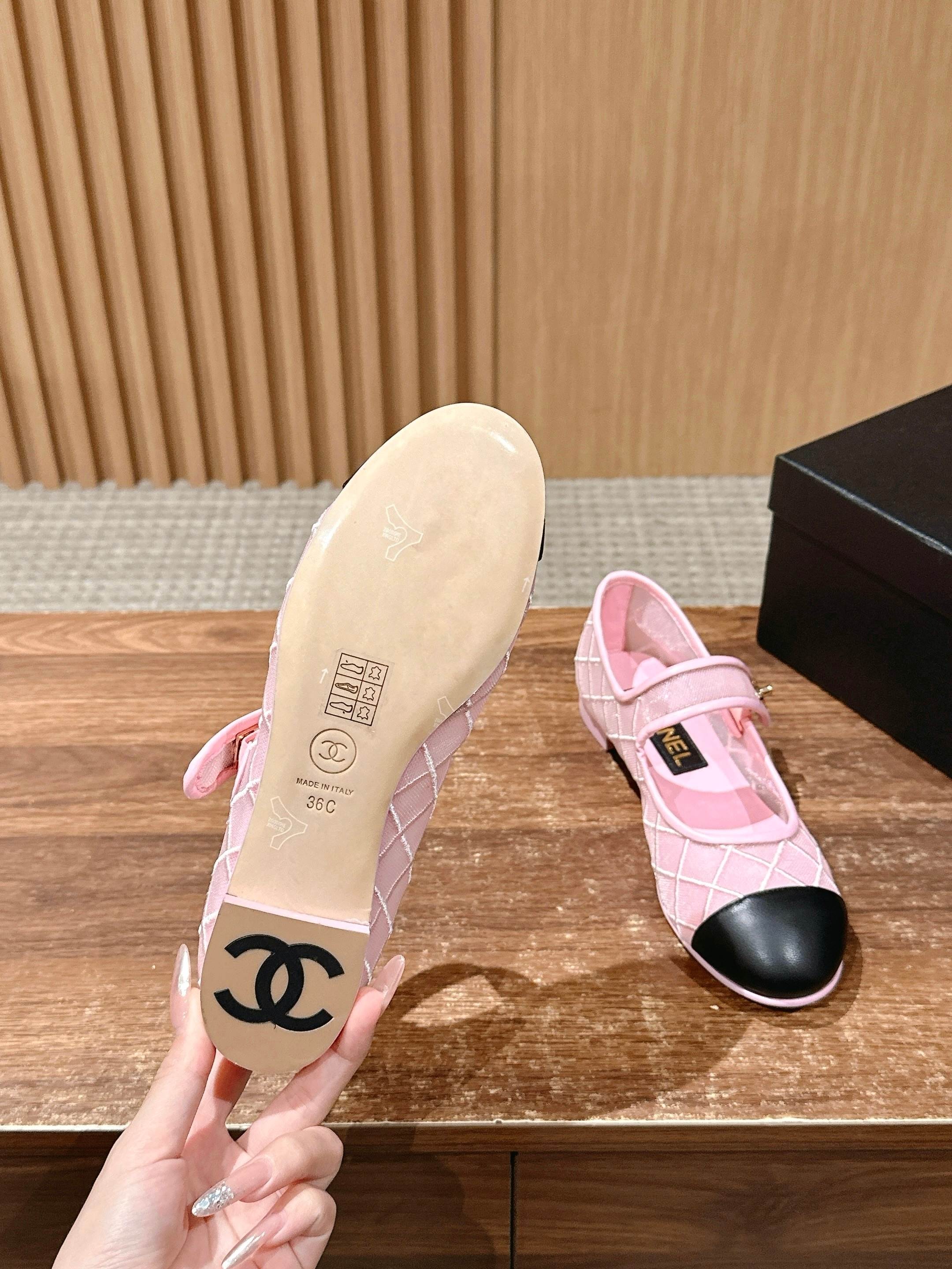 Новинка сезона весна/лето 2025 от Chanel - сетчатые туфли Мэри Джейн - розовые