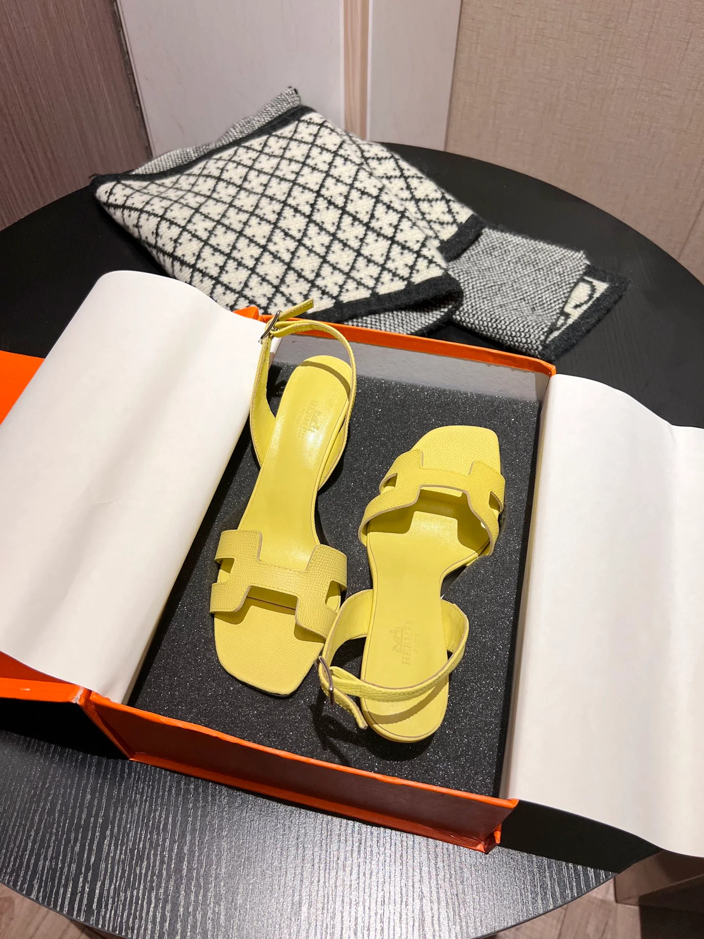 Босоножки на высоком каблуке Hermes - желтые