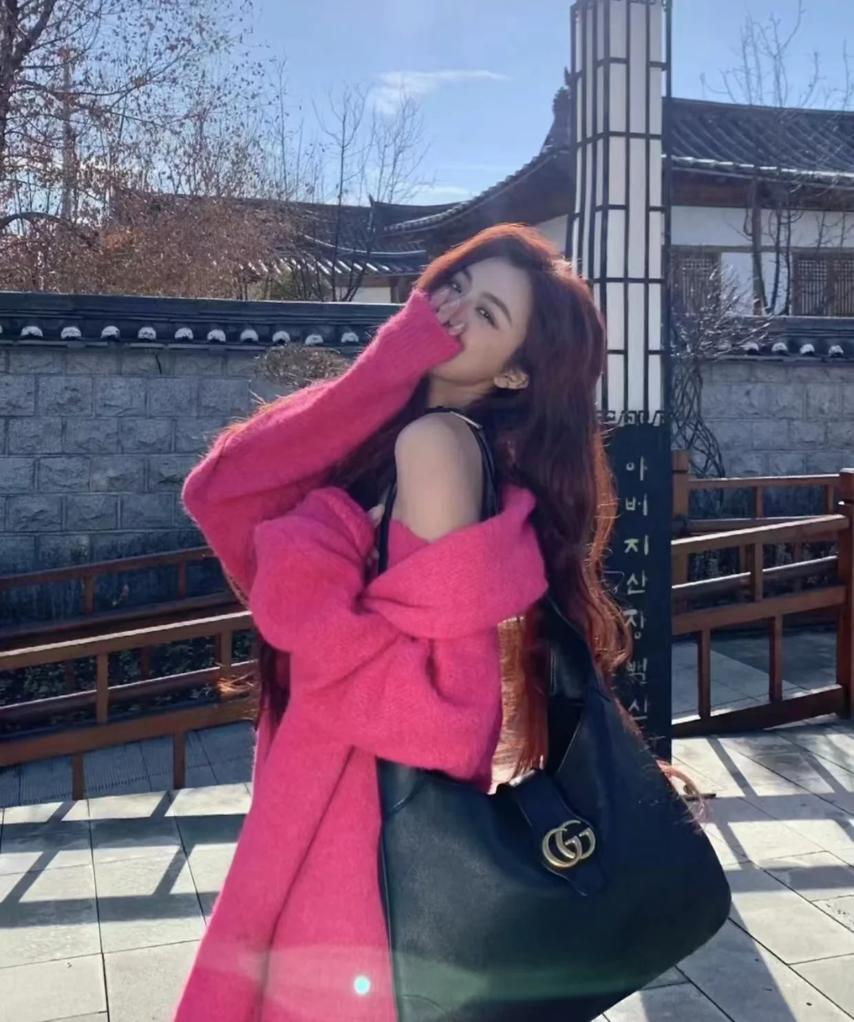 Весенняя коллекция Gucci 2023 — Сумка через плечо ?Полумесяц? — Черная — Фотографии в действии.