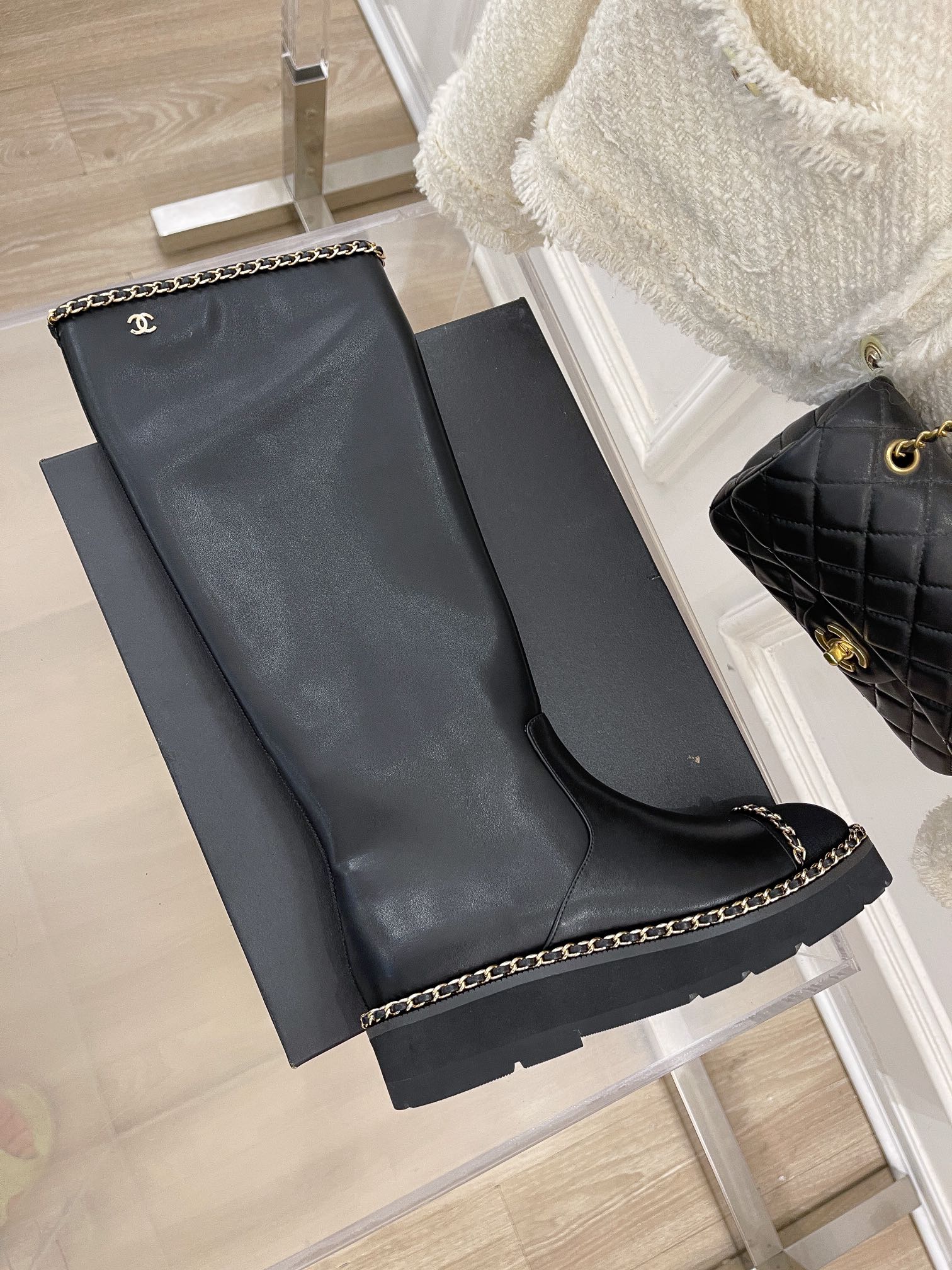 Коллекция Chanel ?Ранняя весна 2022? — Длинные сапоги с цепочкой по краю — Черные