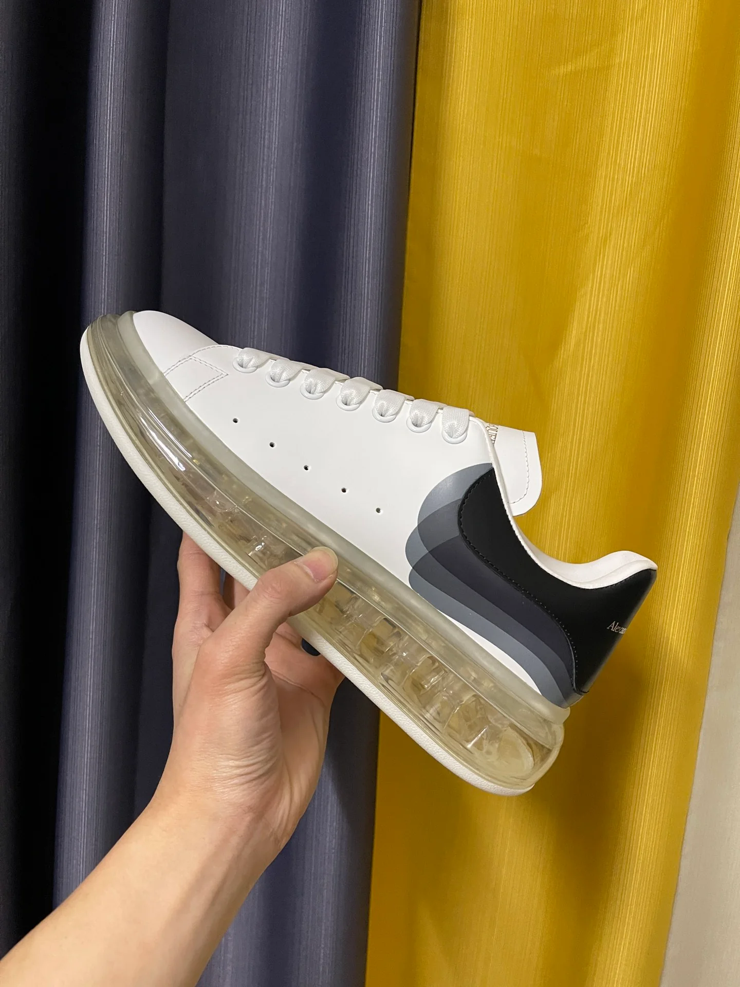 Классические белые кроссовки McQueen - унисекс - каблук из черной кожи с двойной окантовкой - белая воздушная подушка