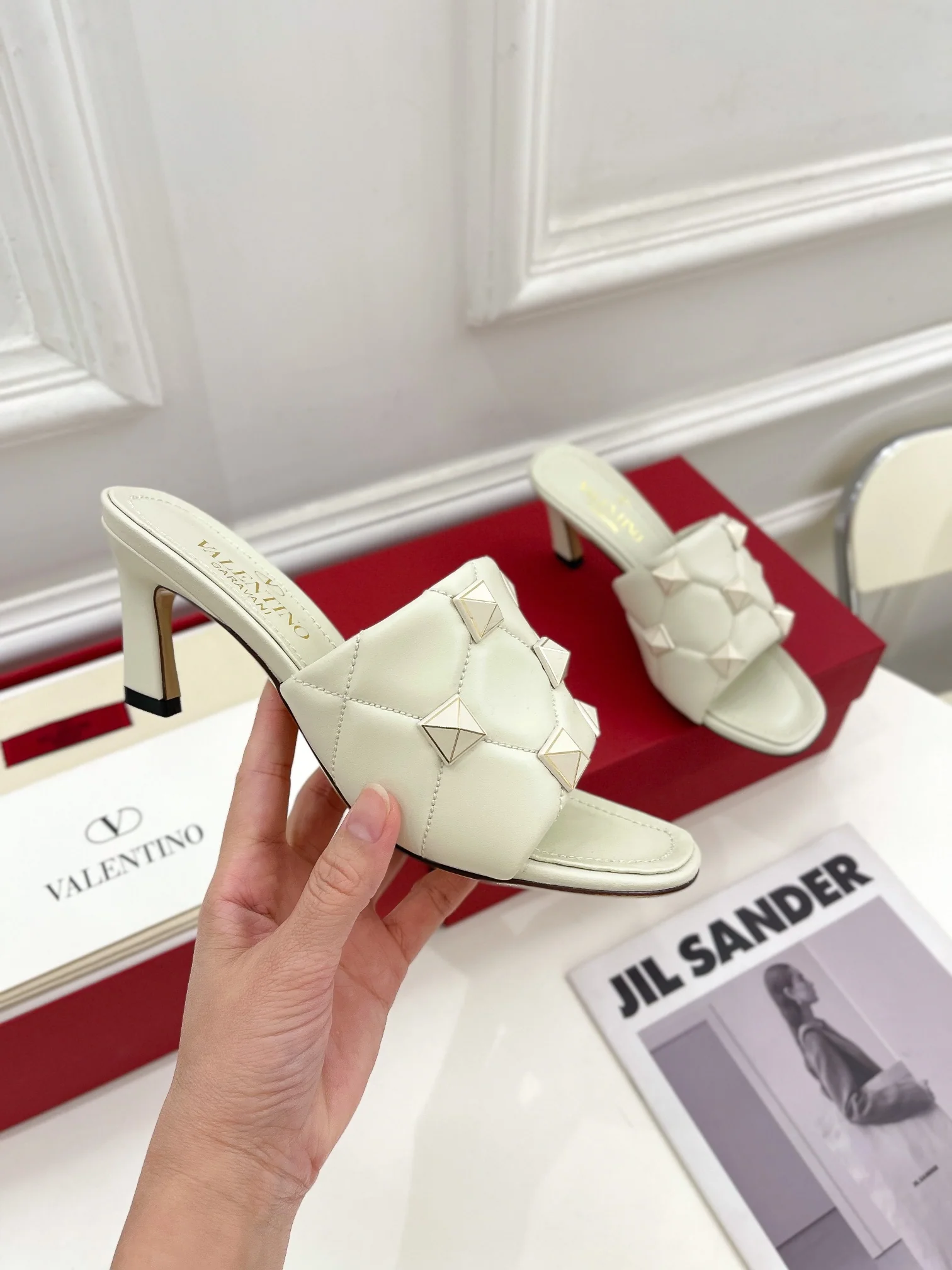 Новинка сезона весна/лето 2022 от Valentino - туфли на каблуке с заклепками