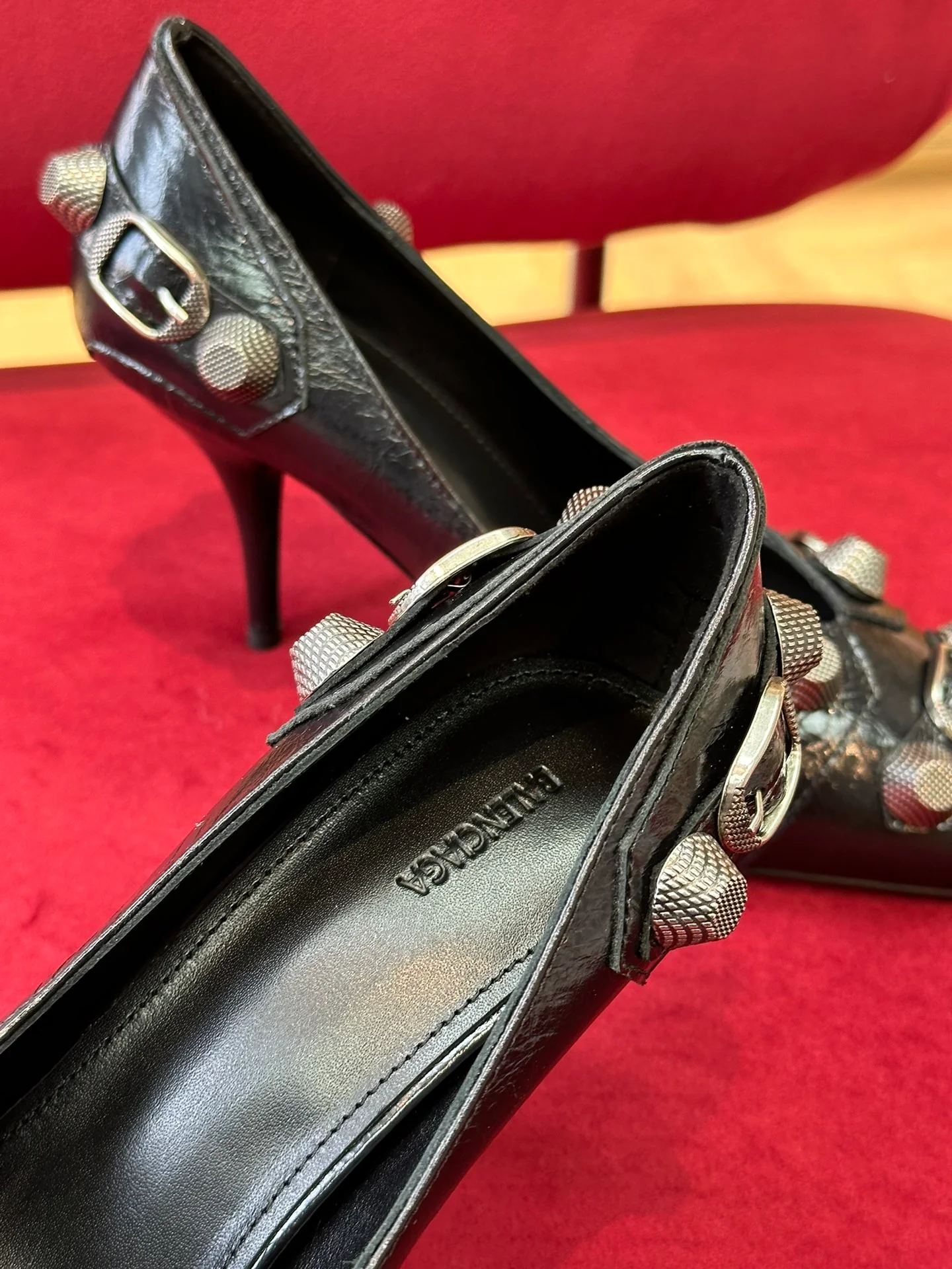 Balenciaga Весна/Лето 2023 - Туфли на высоком каблуке с заклепками