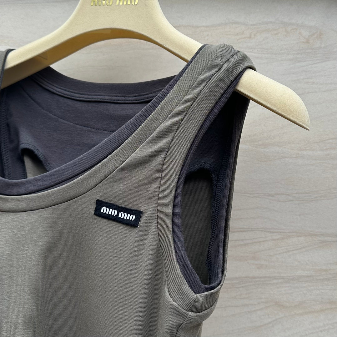 Новинка сезона весна/лето 2024 от Miu Miu: многослойный, культовый универсальный жилет — серо-коричневый.