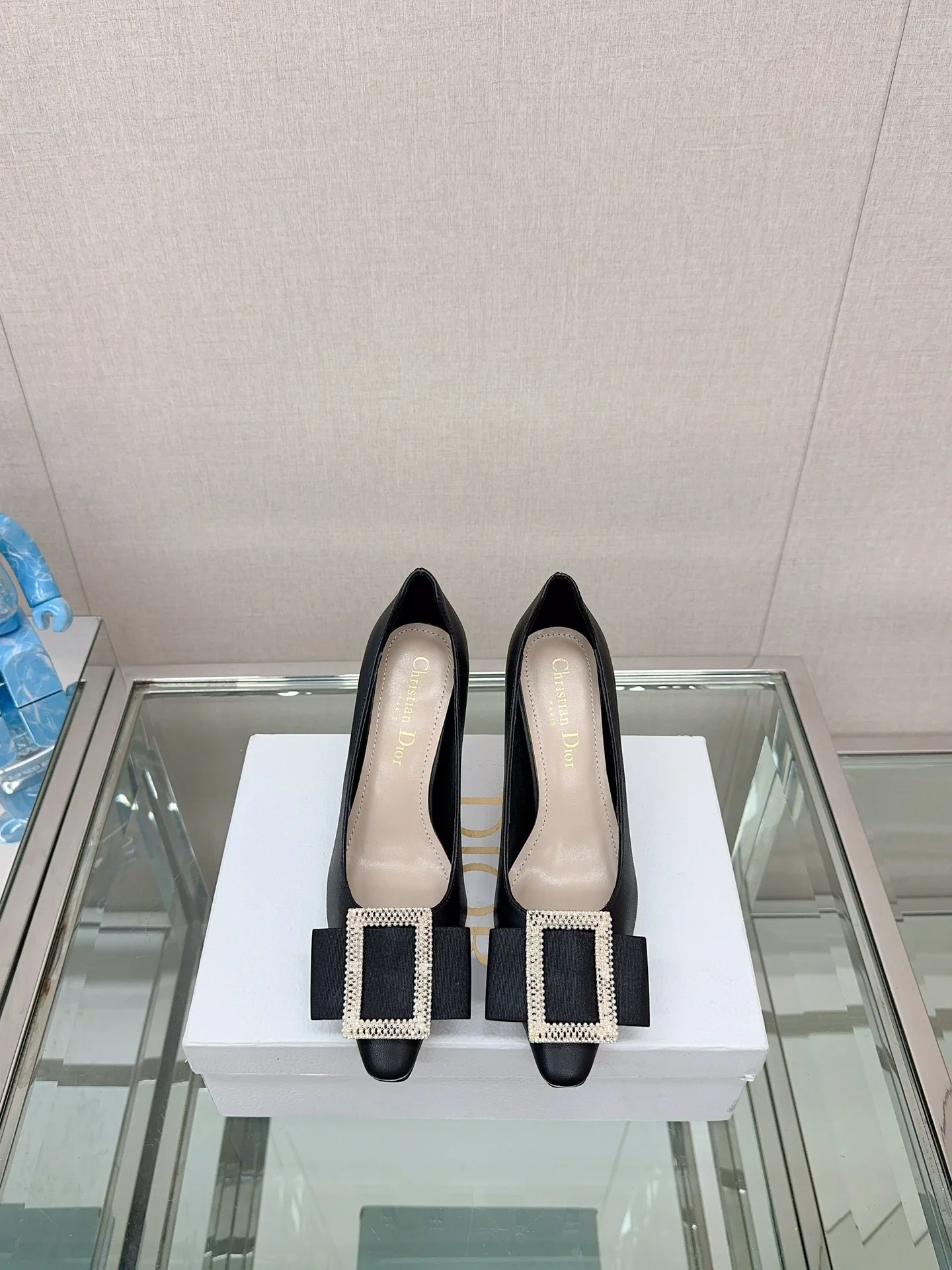 Новинка сезона осень/зима 2023 от Dior — металлические туфли на шпильке с жемчужным эффектом.