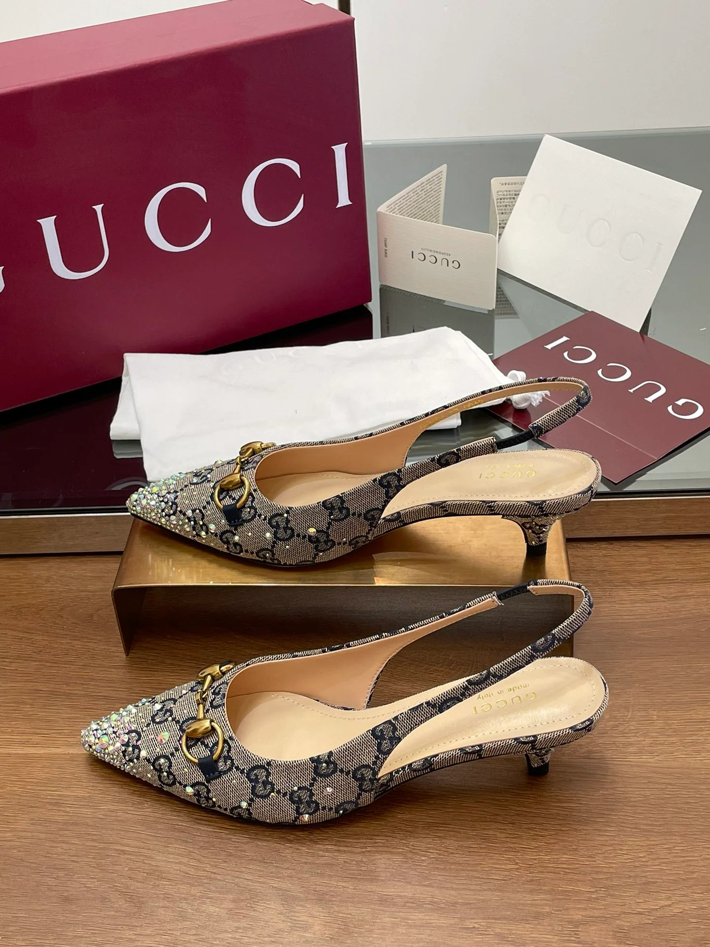 Босоножки Gucci 2025 с острым носком - серые