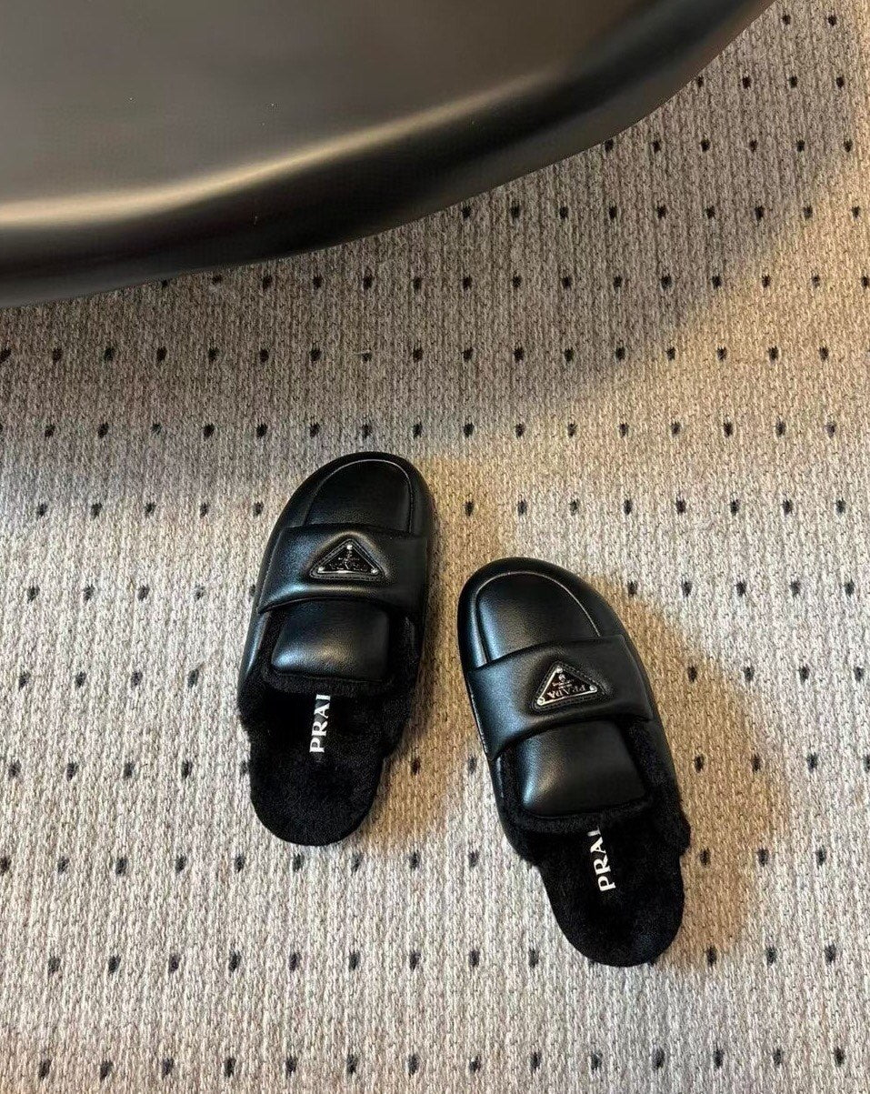 Новинка сезона осень/зима 2023 от Prada - Тапочки с объемным носком из овчины и меха - Черные