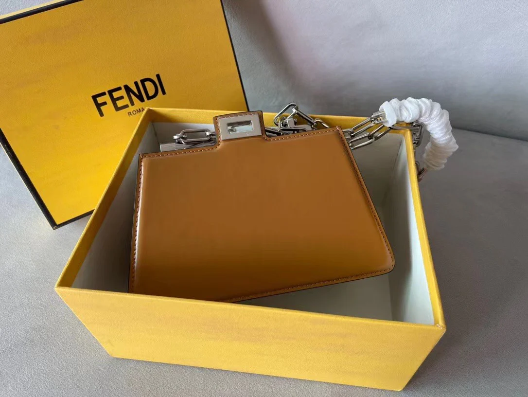 Модель Fendi с подиума 2023 года - вырез 