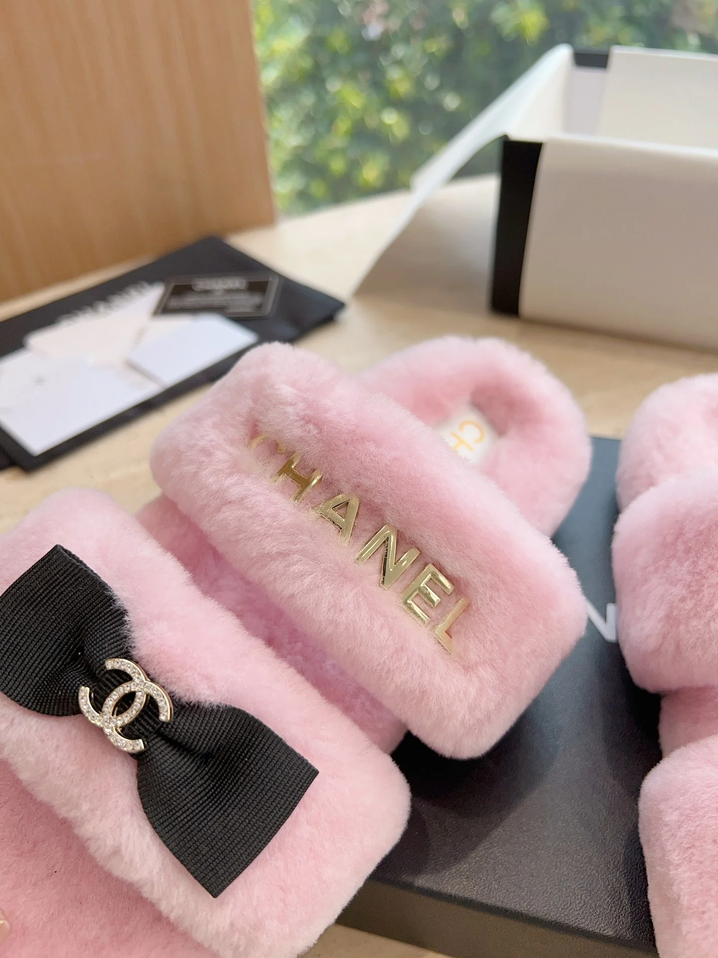 Новинка 2023 года от Chanel - Меховые тапочки - Розовые с бантиком