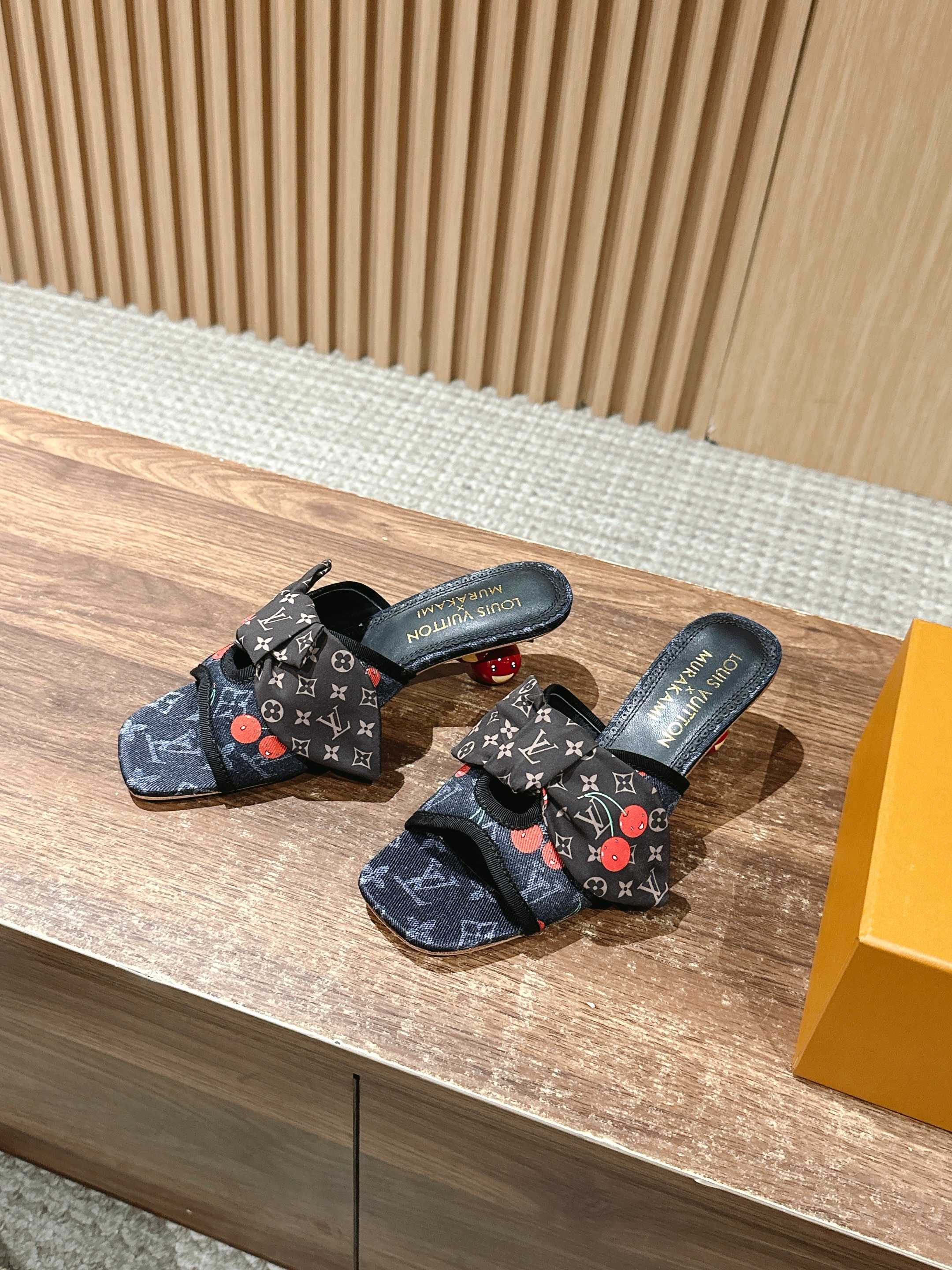 LV - Босоножки на низком каблуке с бантом и вишневым узором - Черные