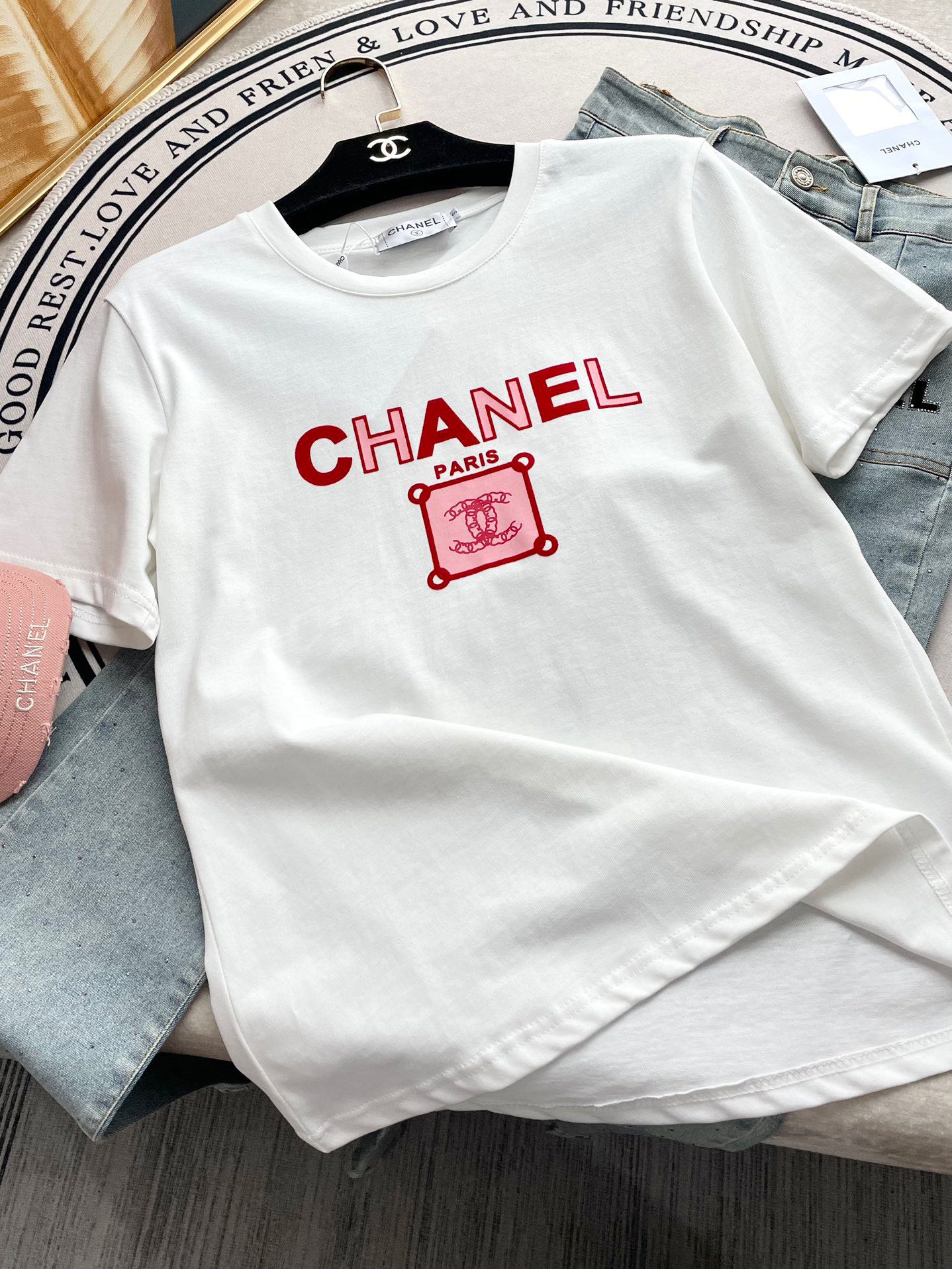 Футболка Chanel 2403 с круглым вырезом, цветными блоками и бархатным принтом в виде букв, хлопковая, с коротким рукавом - белая.