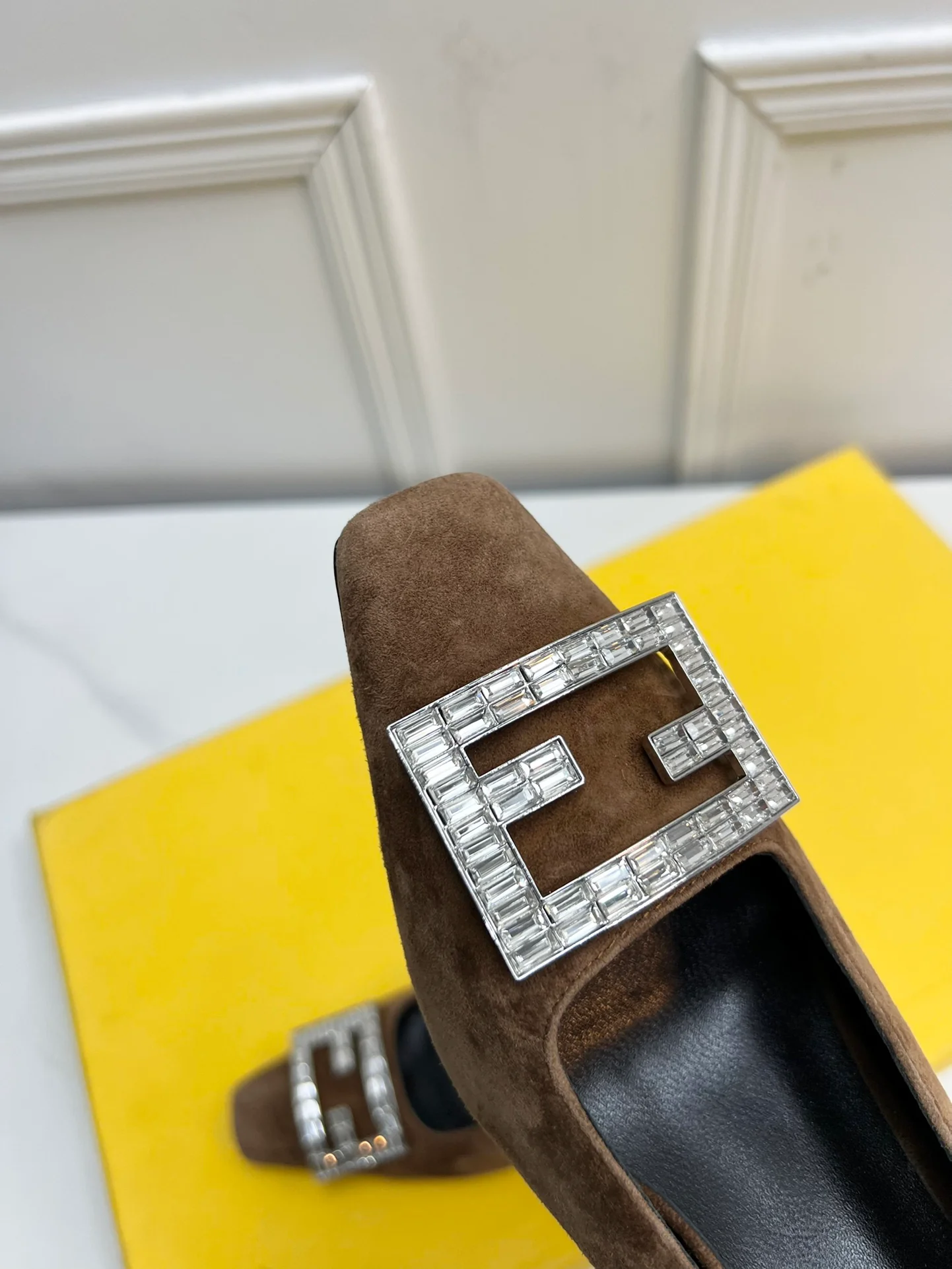 Туфли Fendi на среднем каблуке с квадратным носком и пряжкой, украшенные стразами - коричневые