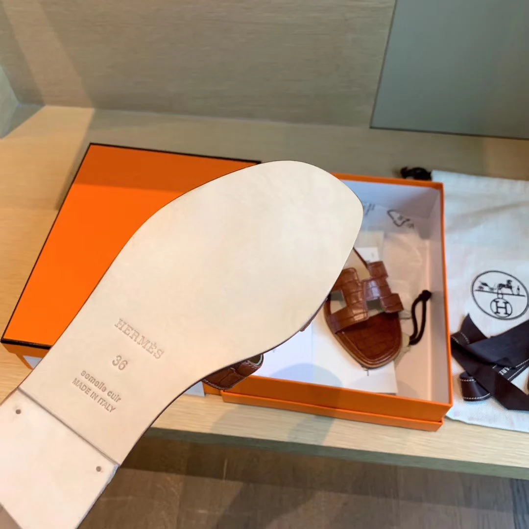 Сандалии Hermes на плоской подошве - с каменным узором