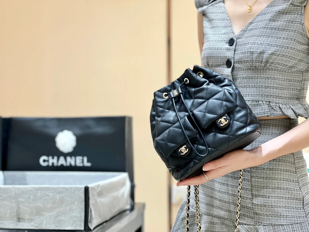 Рюкзак Chanel 23B — черный