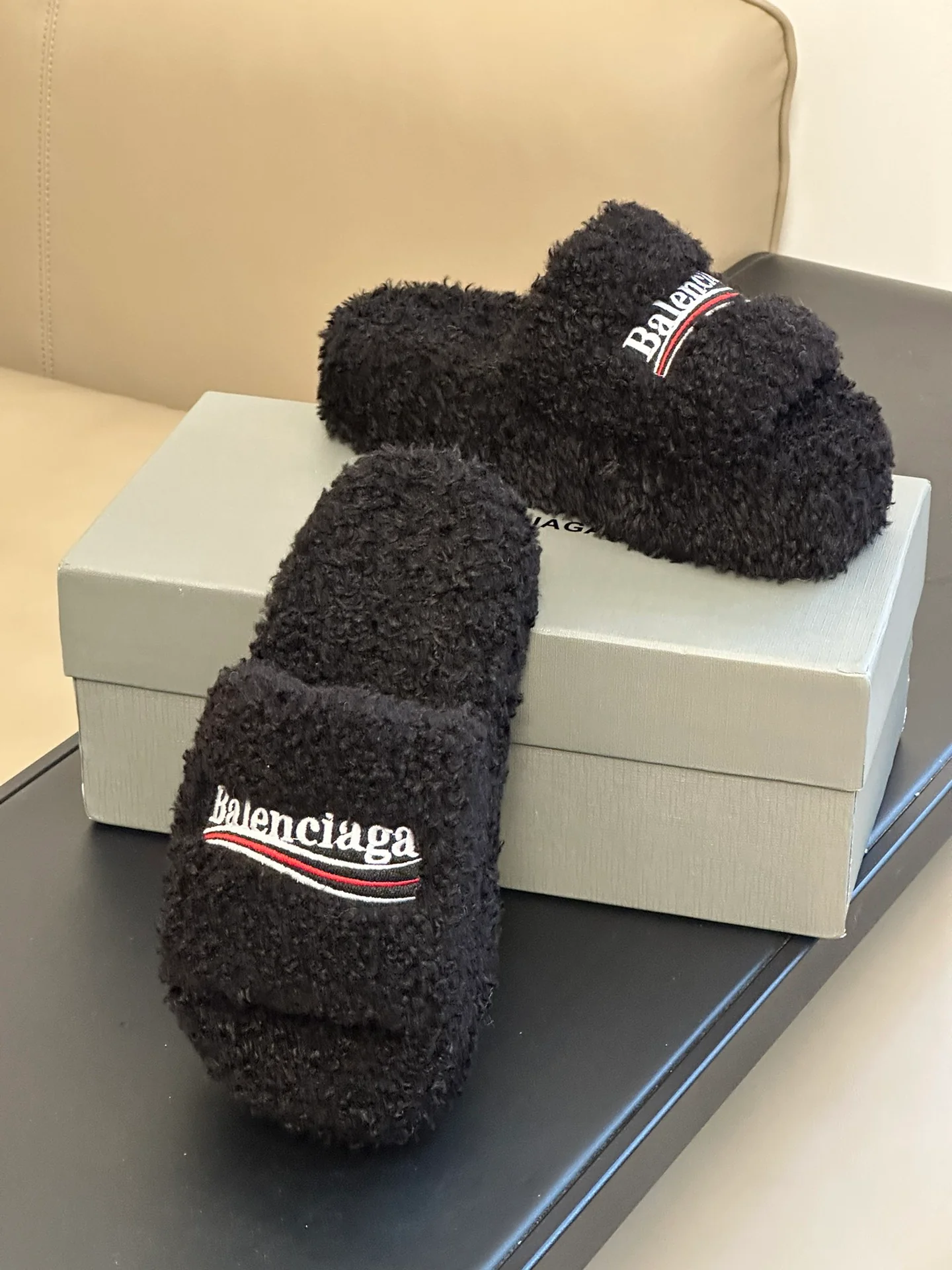 Новинка сезона осень/зима 2023 от Balenciaga - Меховые тапочки на платформе - Черные