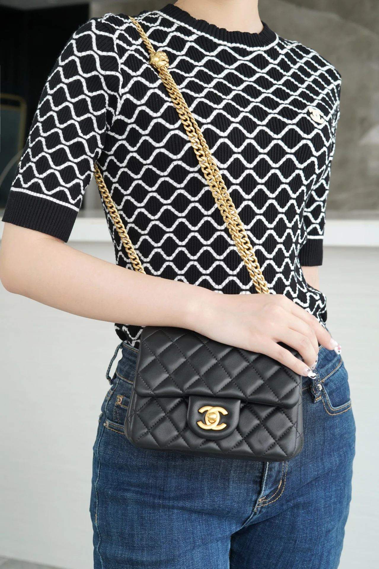 Пряжка Chanel 23 в стиле ?Камелия? — черная.