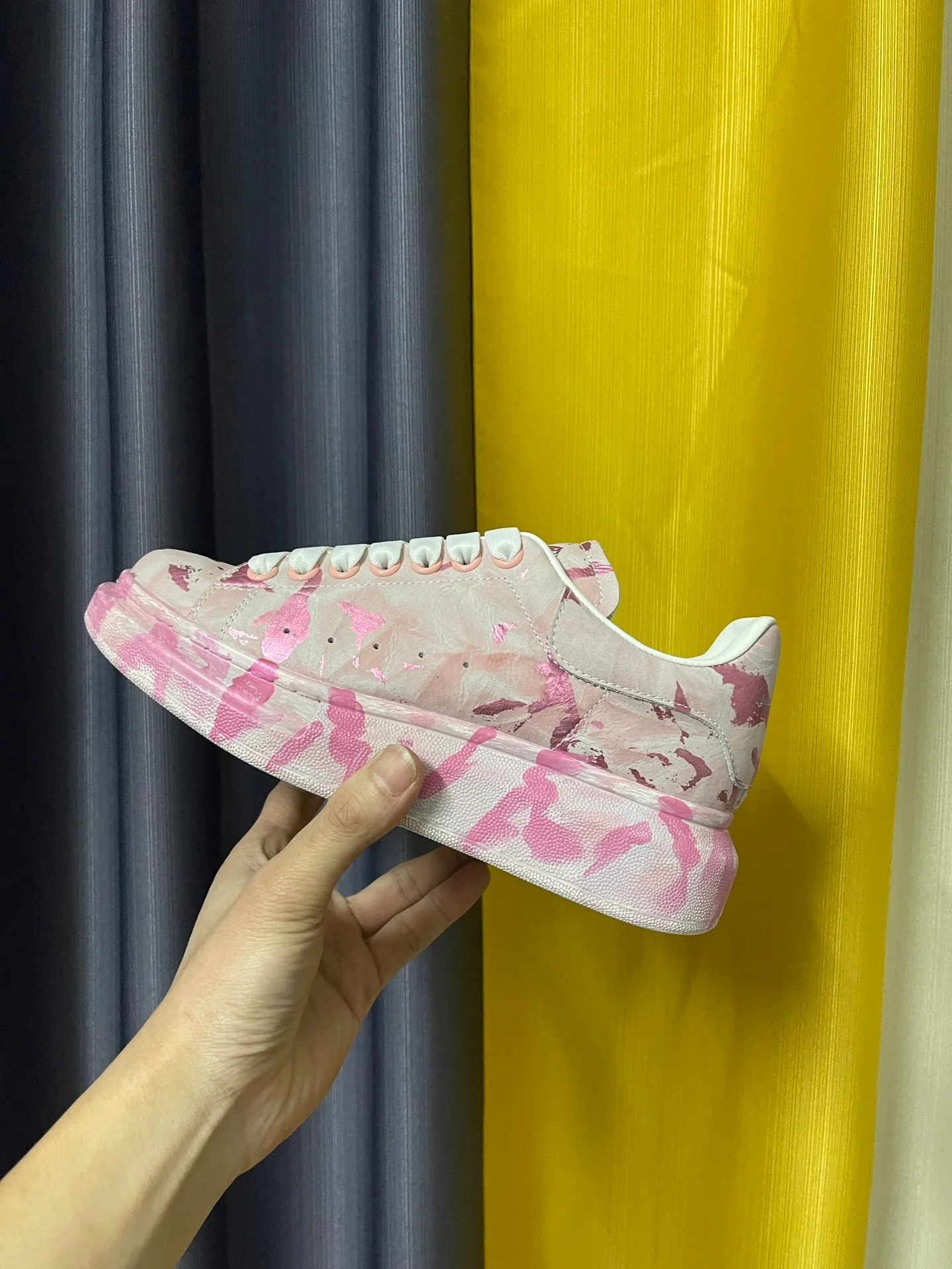 Классические белые кроссовки McQueen - унисекс - розово-золотой граффити