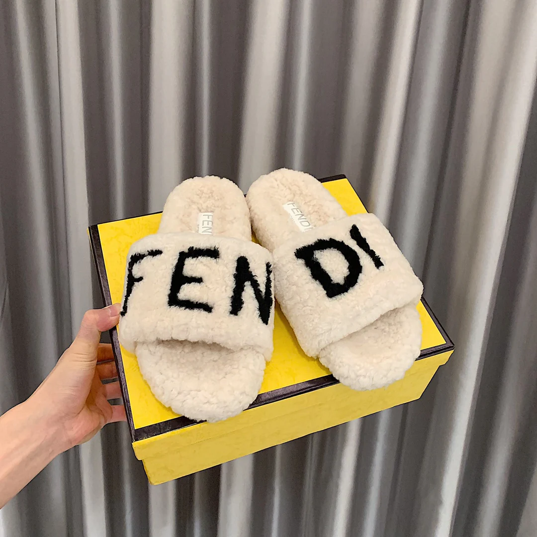 Fendi - Тапочки из овечьей шерсти - Белые с черной надписью