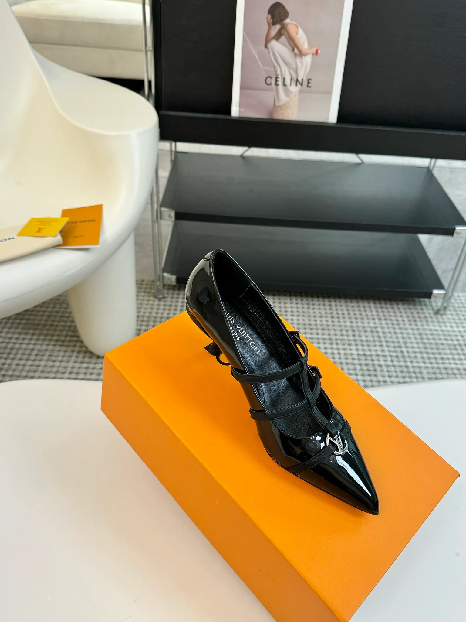 Туфли на высоком каблуке LV-2024 с двойным ремешком и острым носком - черные