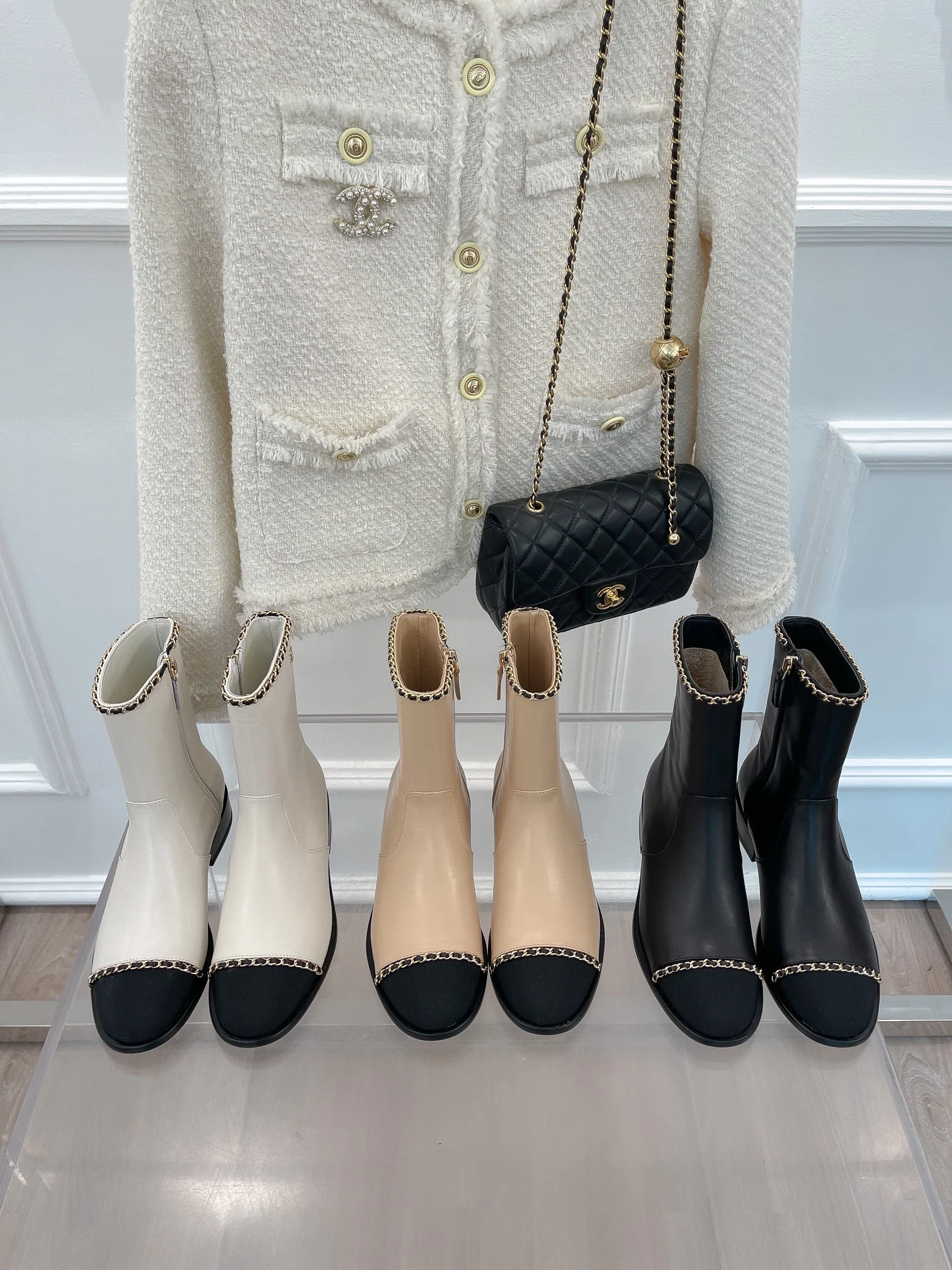 Новинка сезона осень/зима 2023 от Chanel - Ботильоны на массивном каблуке с цепочкой - Абрикосовый цвет