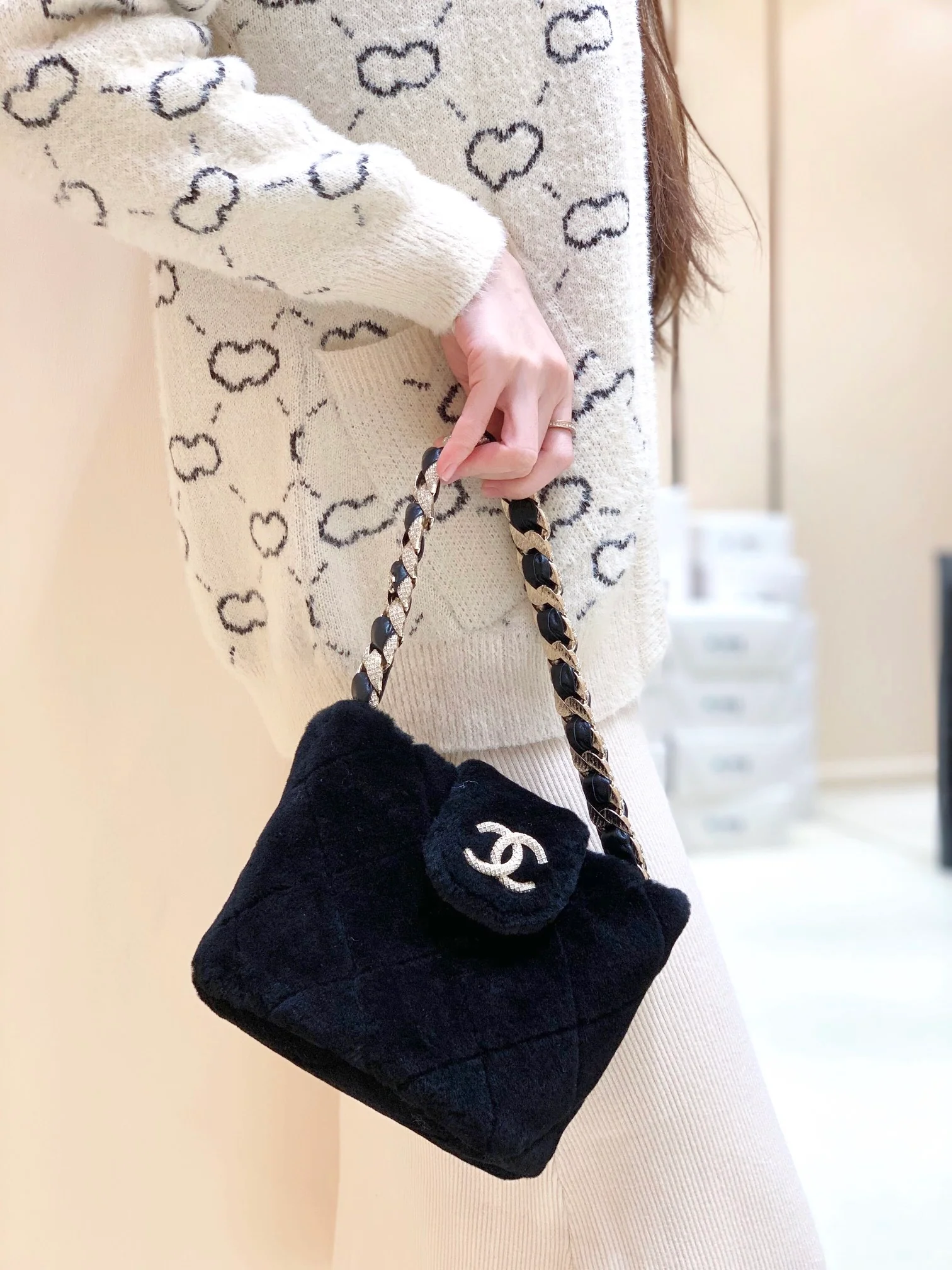 Сумка Chanel из овчины с цепочкой и бриллиантами - 1