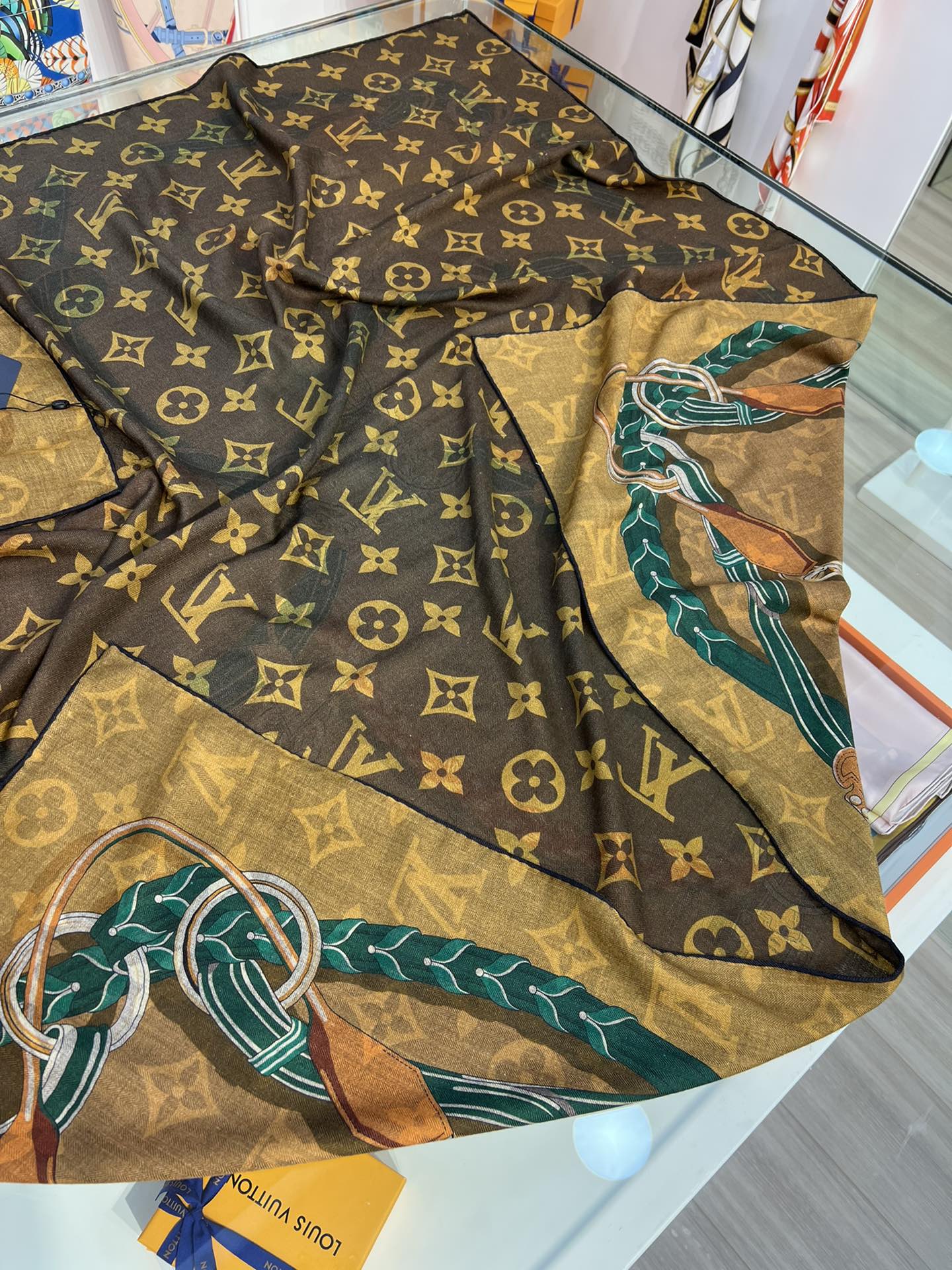 Большой двусторонний бархатный платок LV - 140 см - 003