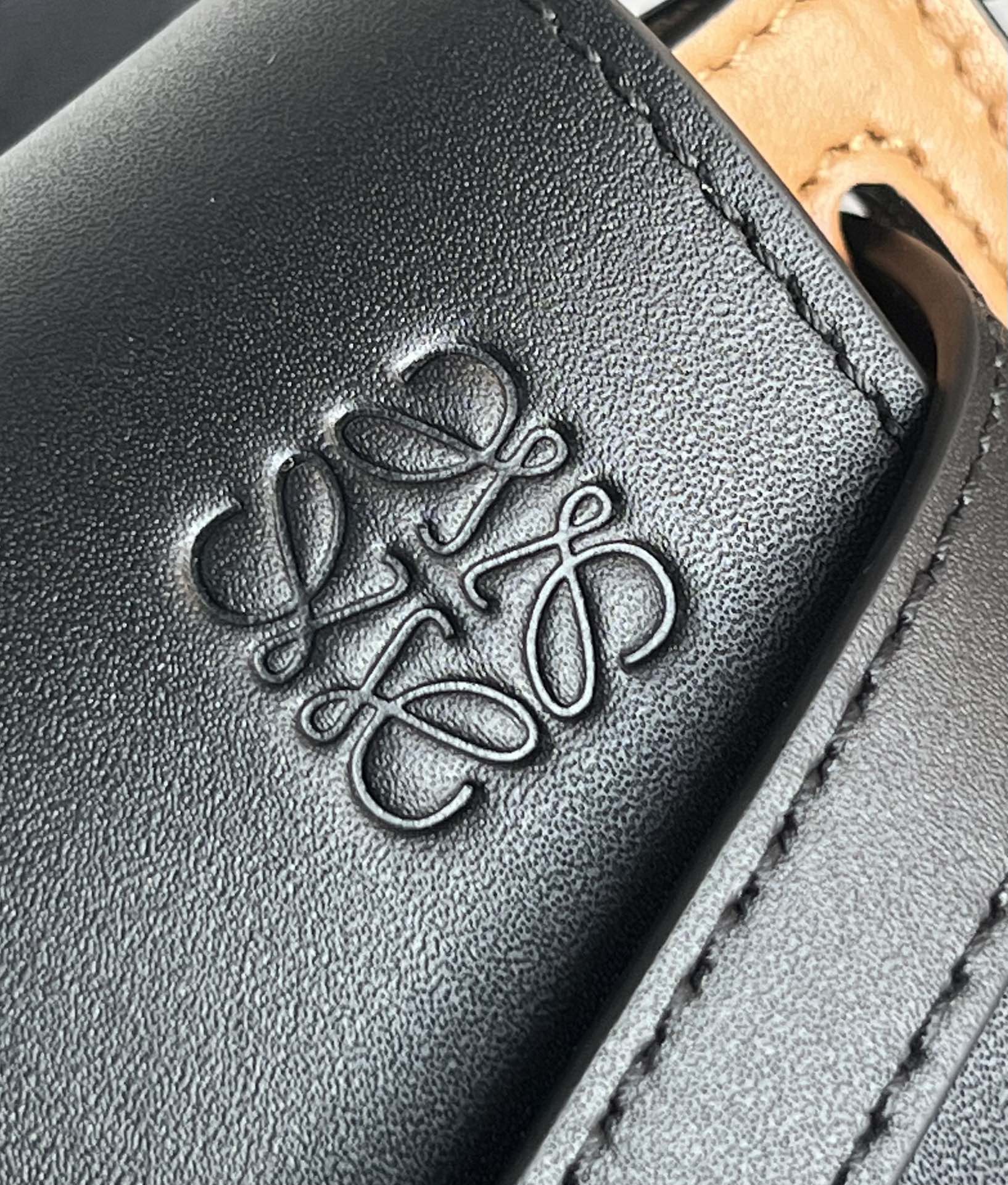 Сумка на седло Loewe Gate Dual Mini Saddle Bag - черно-коричневая.