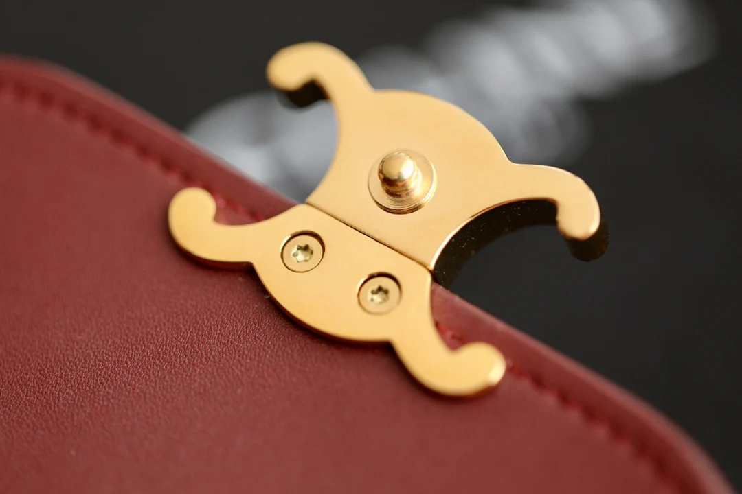 Маленький глянцевый кошелек Triomphe с клапаном из овечьей кожи, бордовый.