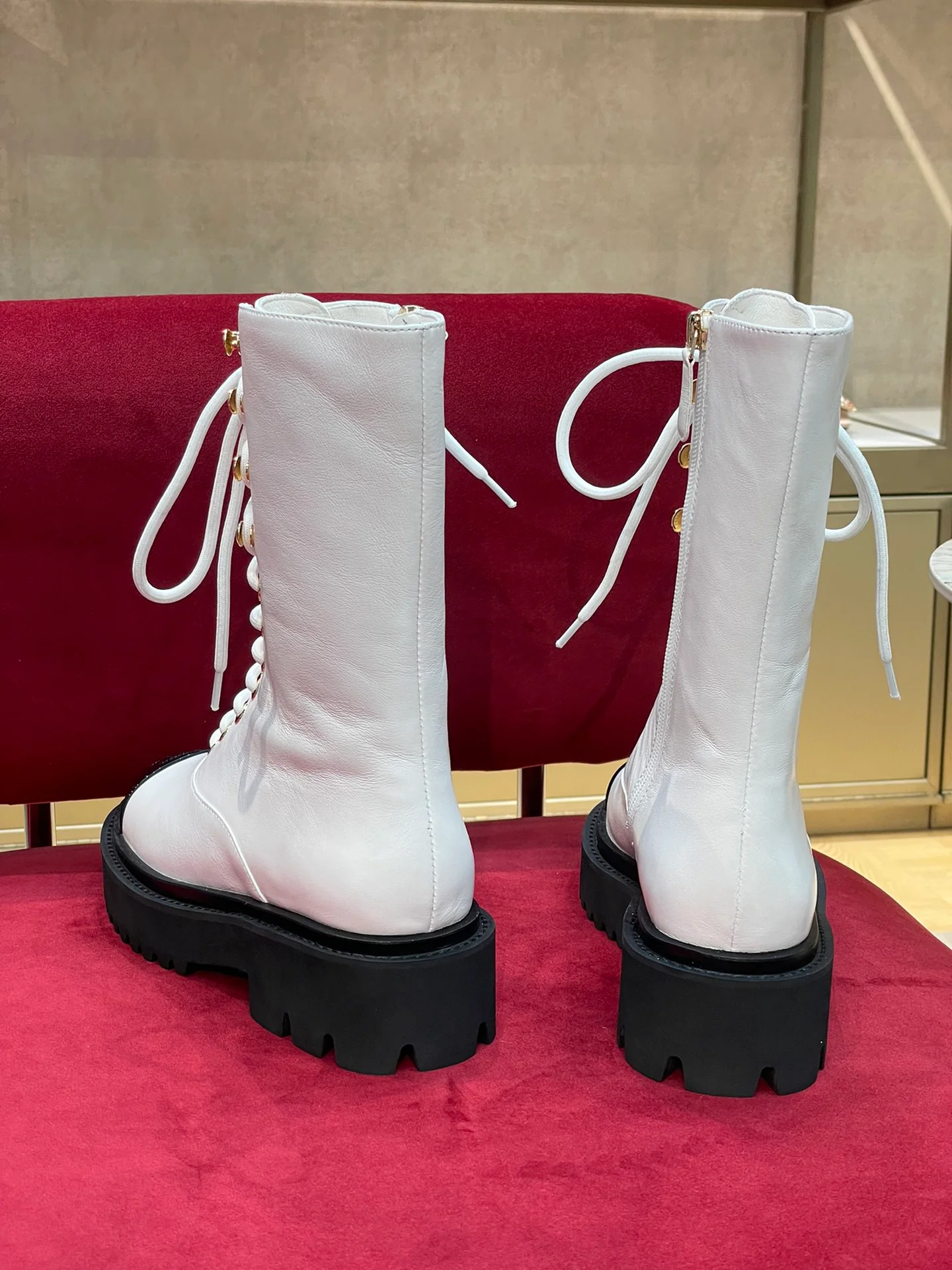 Новинка 2022 года от Chanel - Мотоциклетные ботинки с закругленным носком - Белые