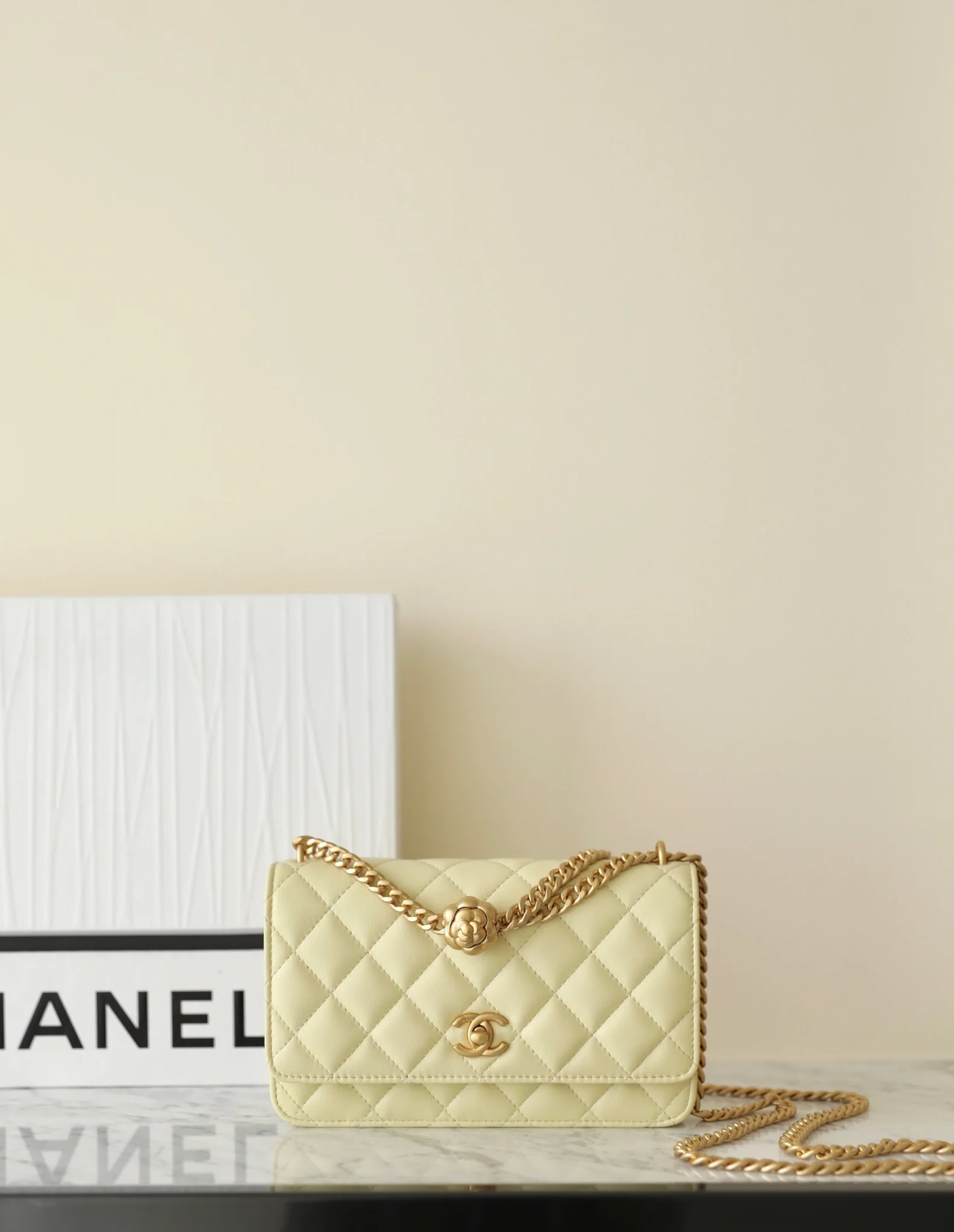 Новинка сезона весна/лето 2023 от Chanel - Сумка через плечо с цепочкой Camellia - WOC - Желтая 