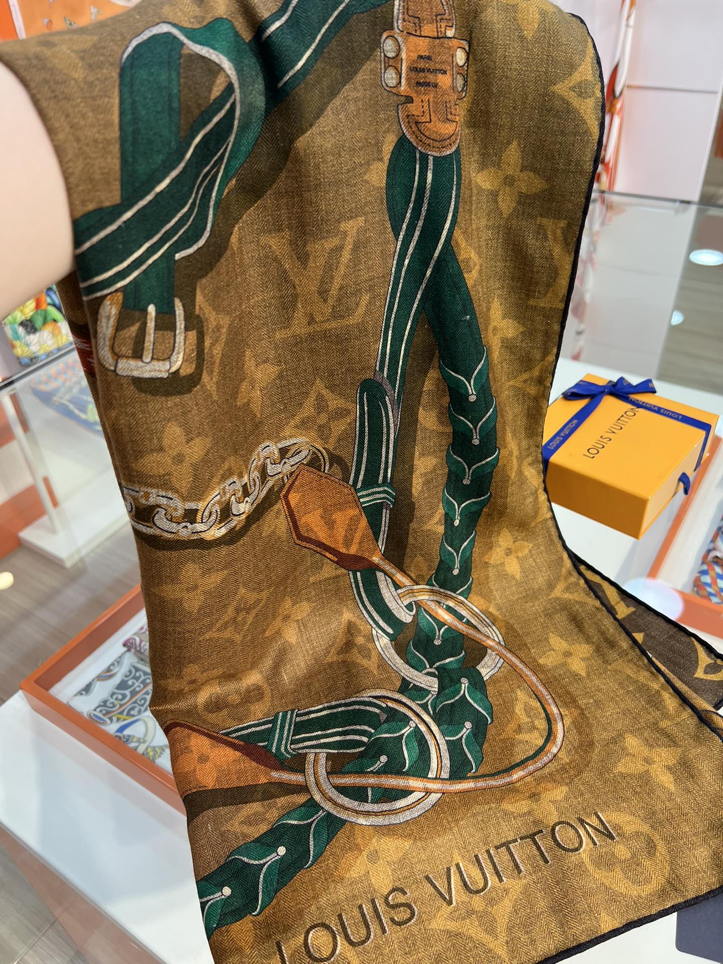 Большой двусторонний бархатный платок LV - 140 см - 003