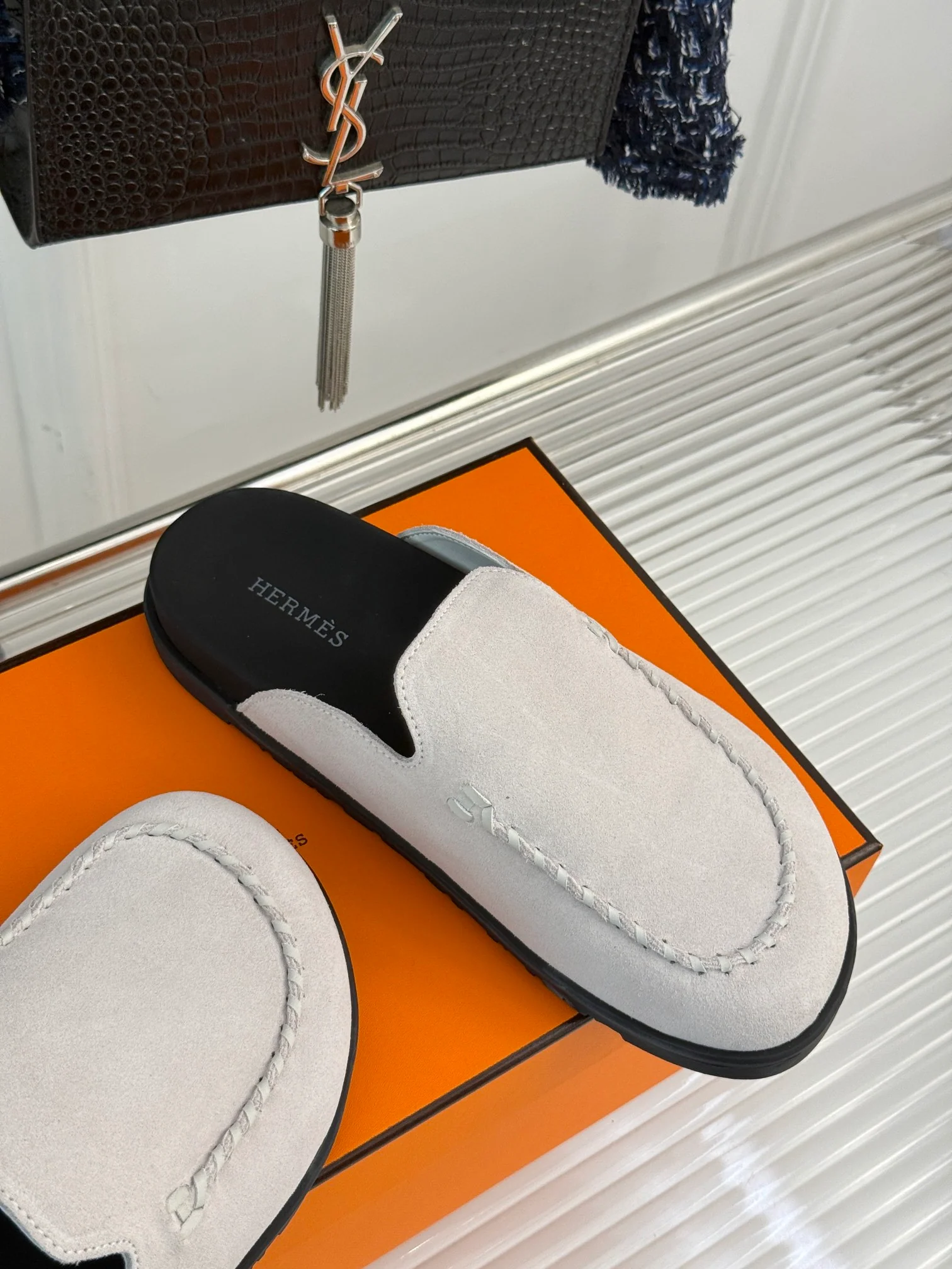 Классические кожаные тапочки Birkenstock Hermes 2024 — светло-серые.