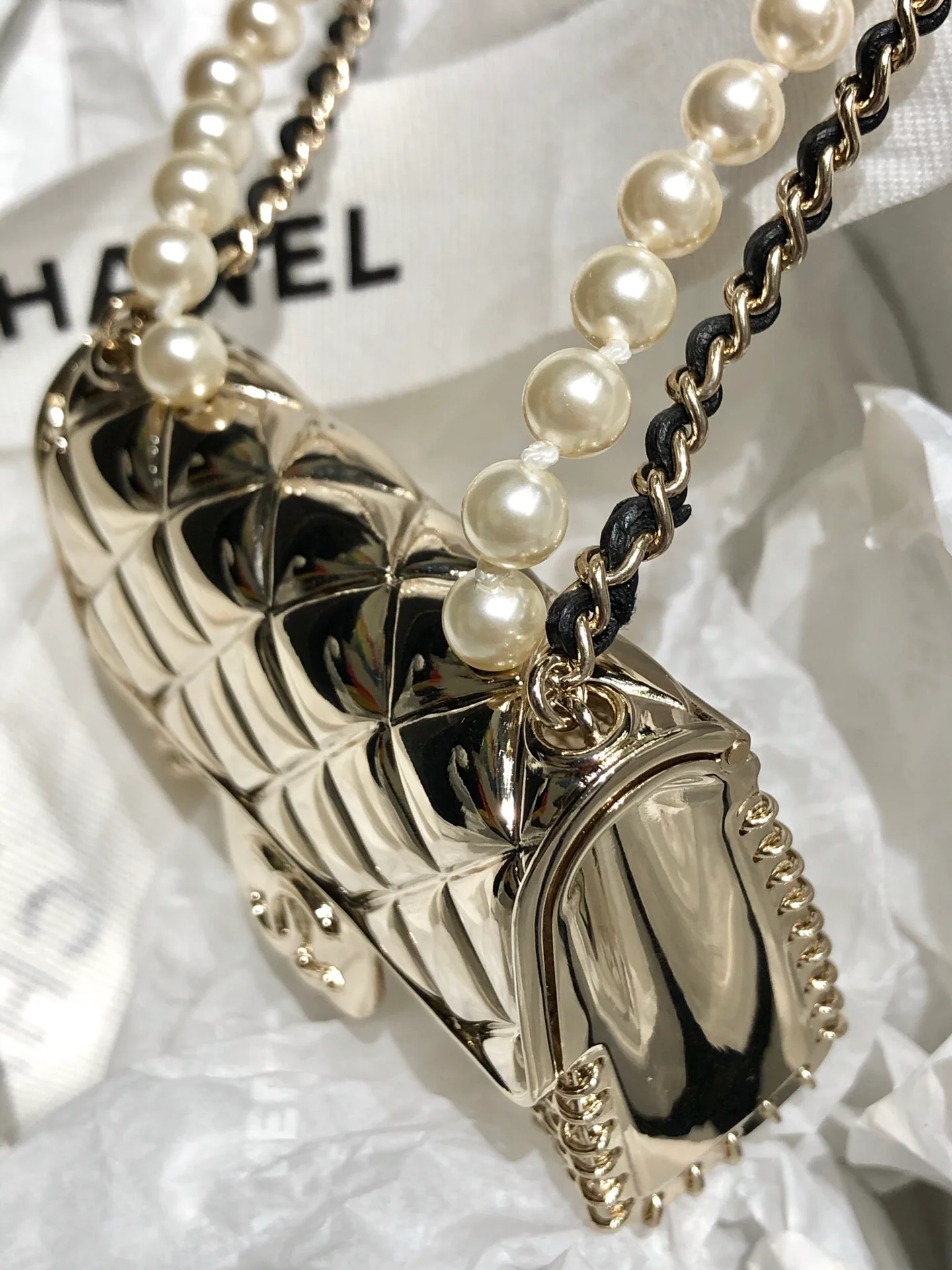 Металлическая сумка Chanel с жемчужной цепочкой
