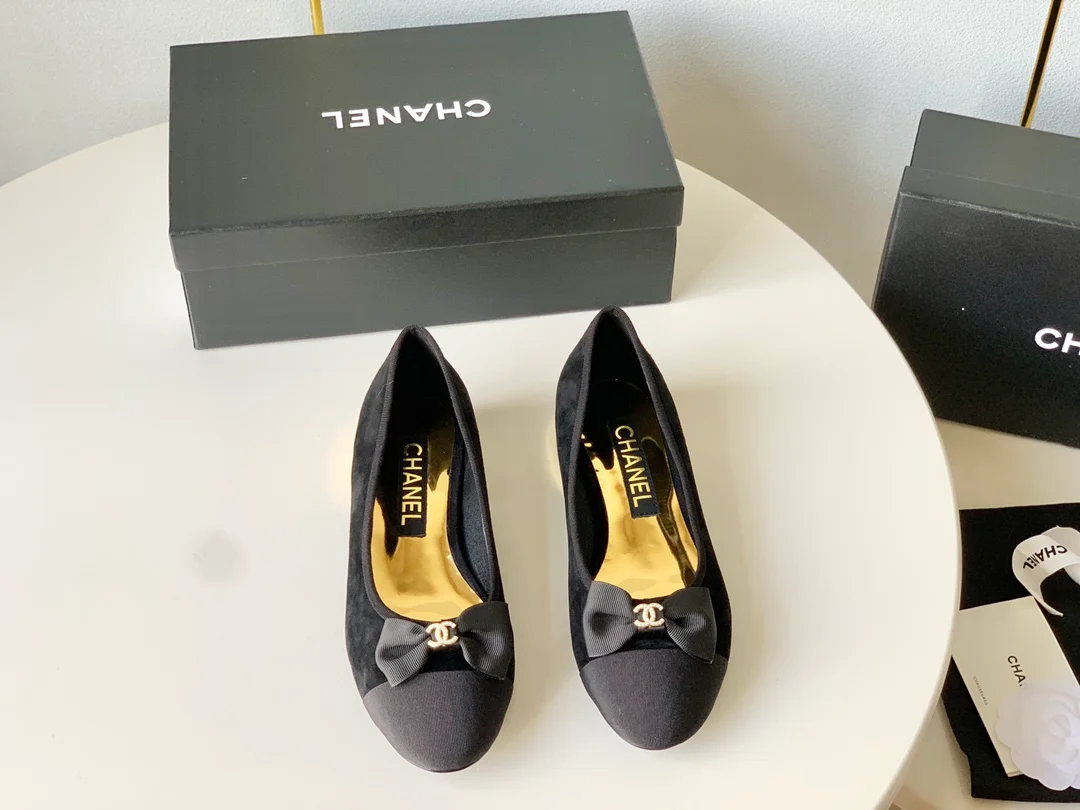 Замшевые туфли Chanel с бантом - черные