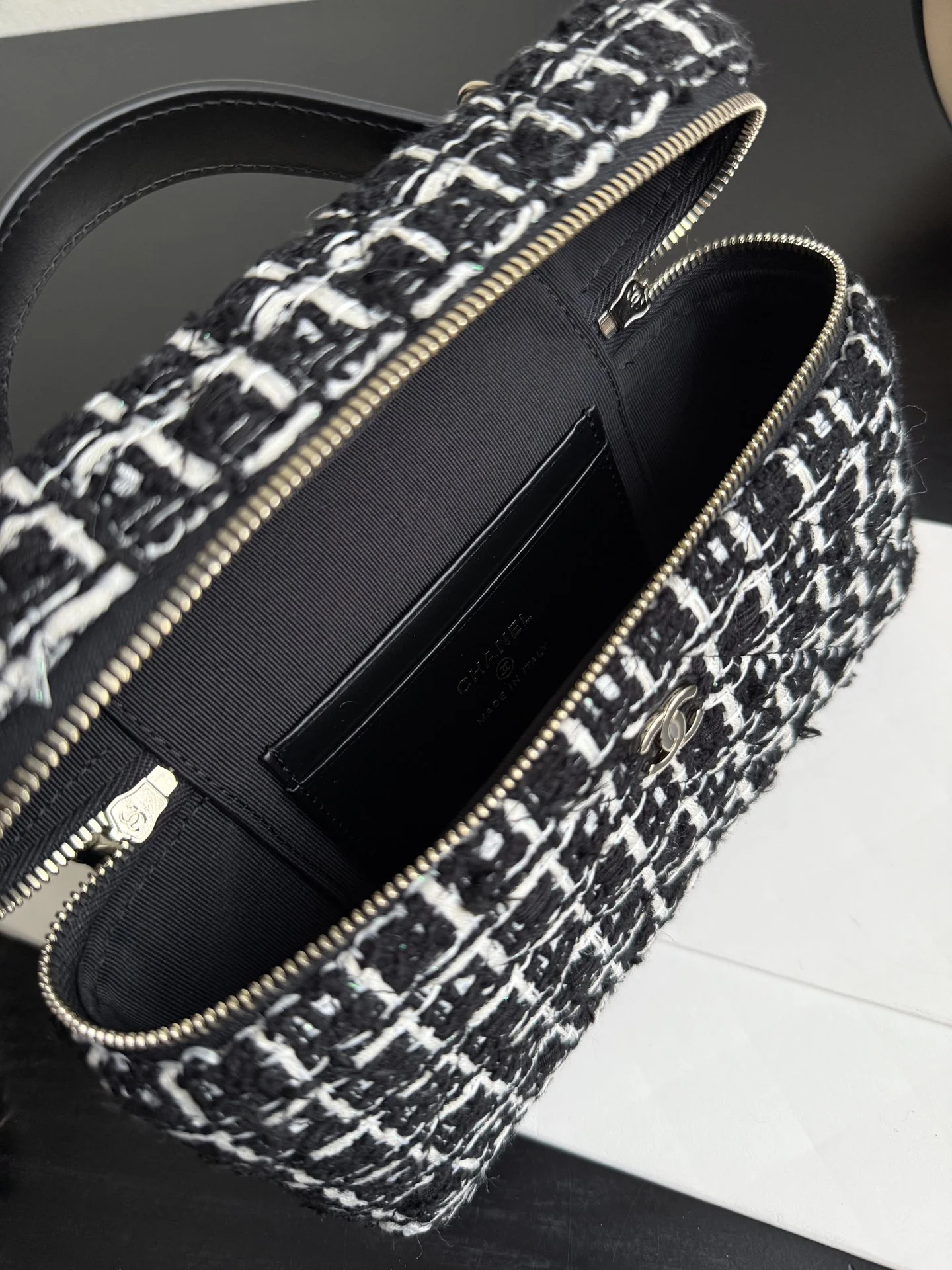 Сумка-ланч Chanel LP из шерсти, черная.