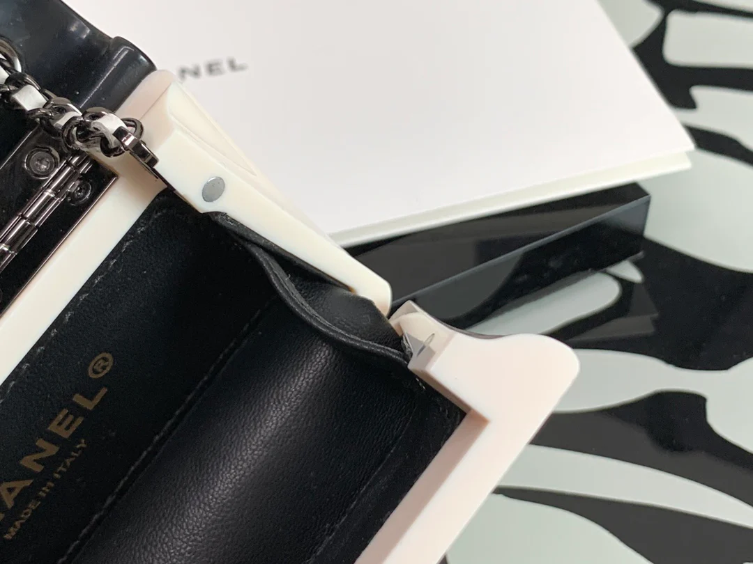 Новые поступления коллекции Chanel весна/лето - черно-белый акриловый CF